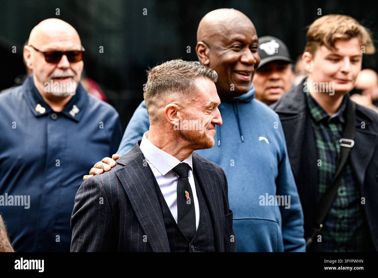 Londra, Regno Unito. 28 ottobre 2026. TOMMY ROBINSON, nome reale Stephen Yaxley-Lennon, arriva al Southwark Crown Court di Londra. È presente in tribunale in relazione ad accuse di molestie che hanno causato paura di violenza nei confronti di due giornalisti di MailOnline. Credit: Vasyl Leibiuk/Alamy Live News Foto Stock