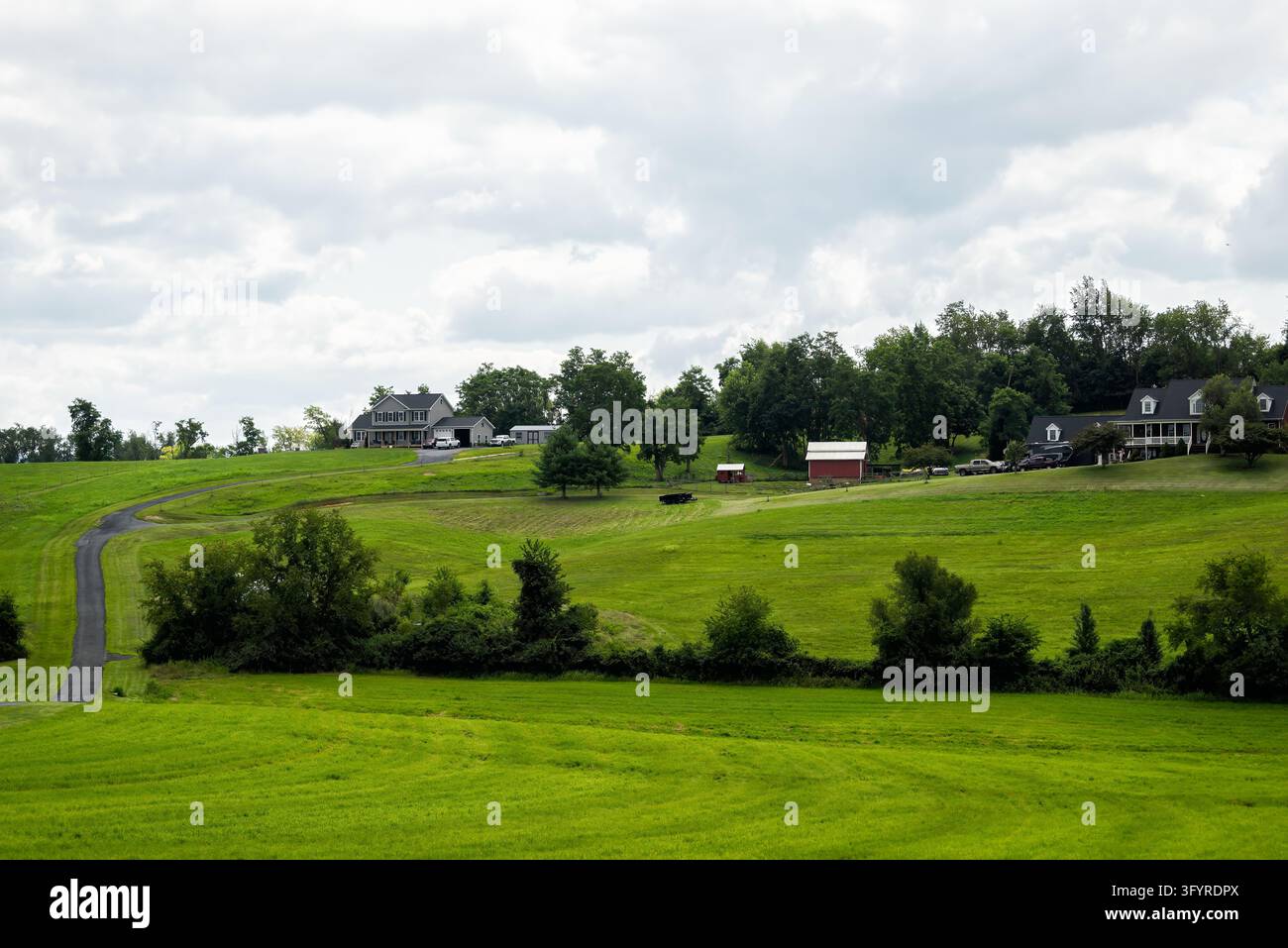 Stuart Draft, cittadina rurale della campagna della Virginia vicino a una fattoria in un campo agricolo in estate con pascolo di erba verde e fienile capannone Foto Stock