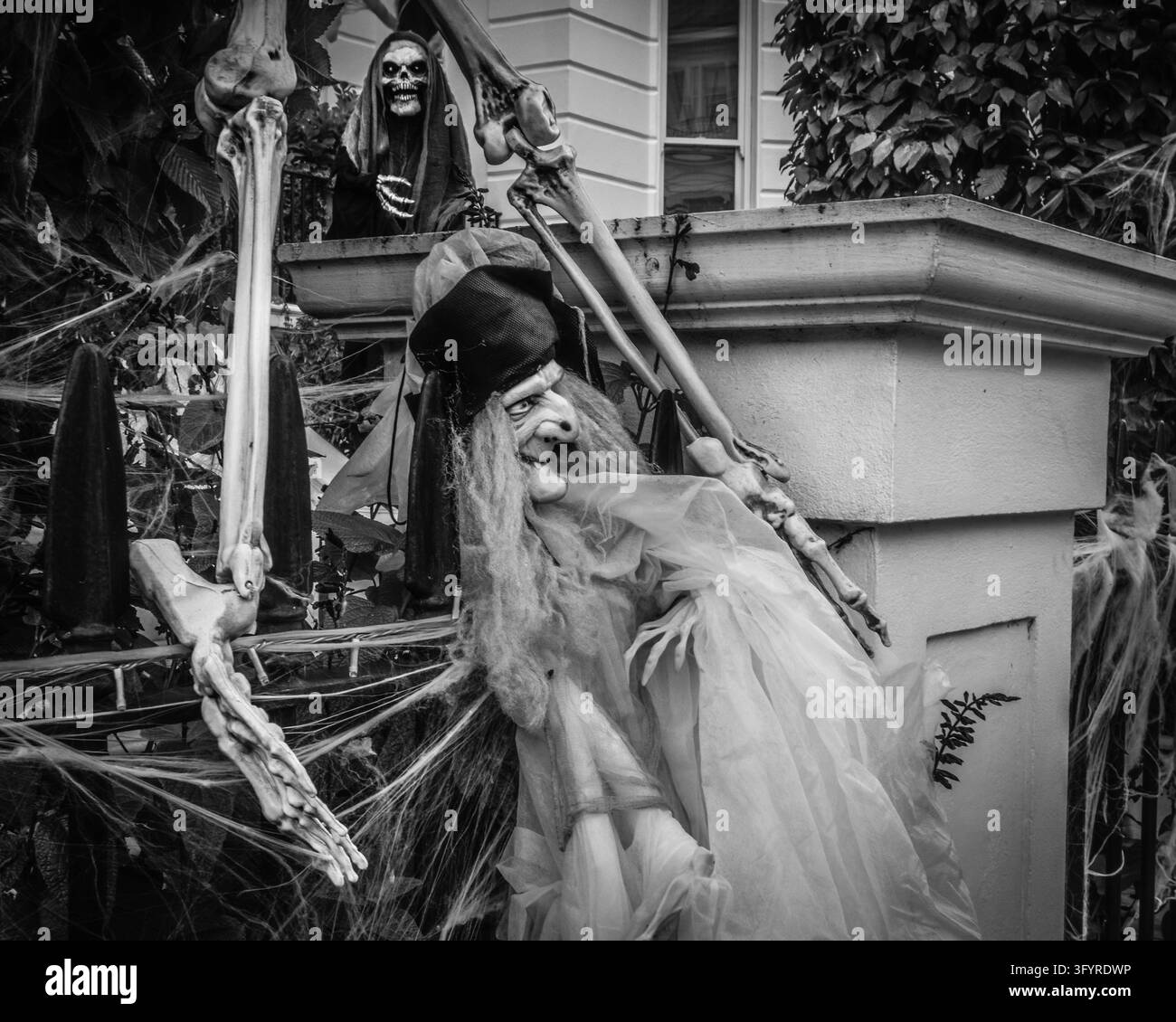 Esposizioni spaventose di Halloween all'esterno di una casa di città di Kensington nell'ovest di Londra. Foto Stock