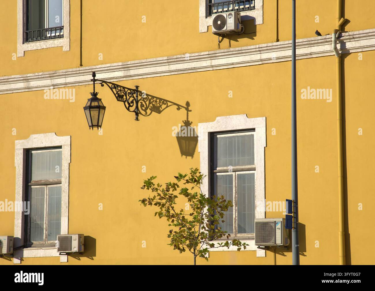 Architettura in stile mediterraneo con lampione decorativo e ombra Foto Stock