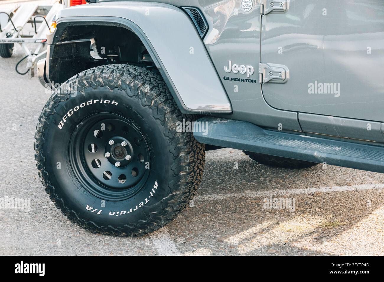 30 agosto 2026, Belgrado, Serbia: Primo piano che mostra un battistrada aggressivo di un pneumatico fuoristrada e una ruota in acciaio nero su un pick-up Jeep Gladiator Foto Stock