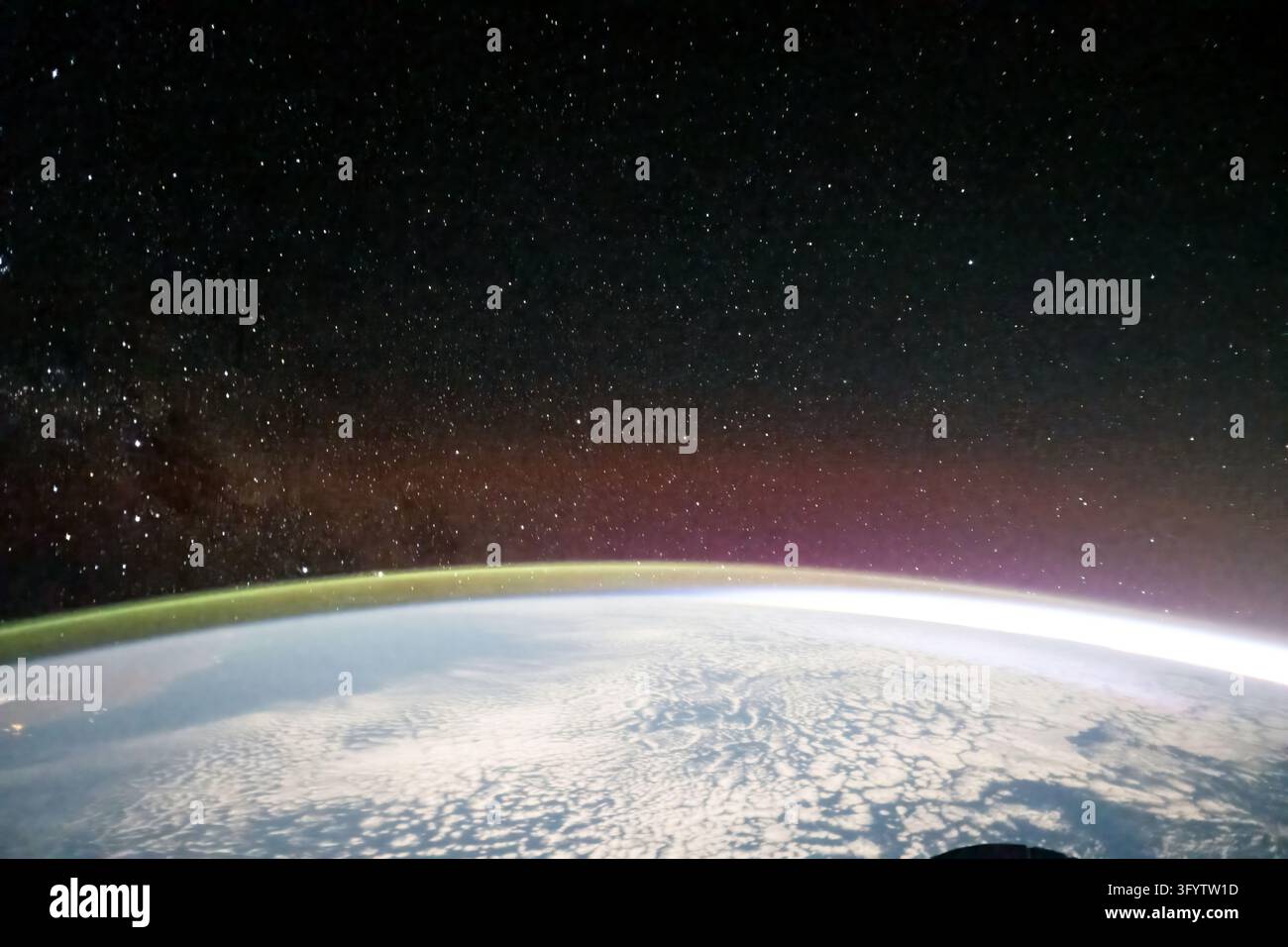 Dicembre 29 2025: Vista dell'orizzonte e dell'atmosfera della Terra e delle stelle dallo spazio, mostrando la curvatura del pianeta e la distesa celeste (elementi di questo im Foto Stock