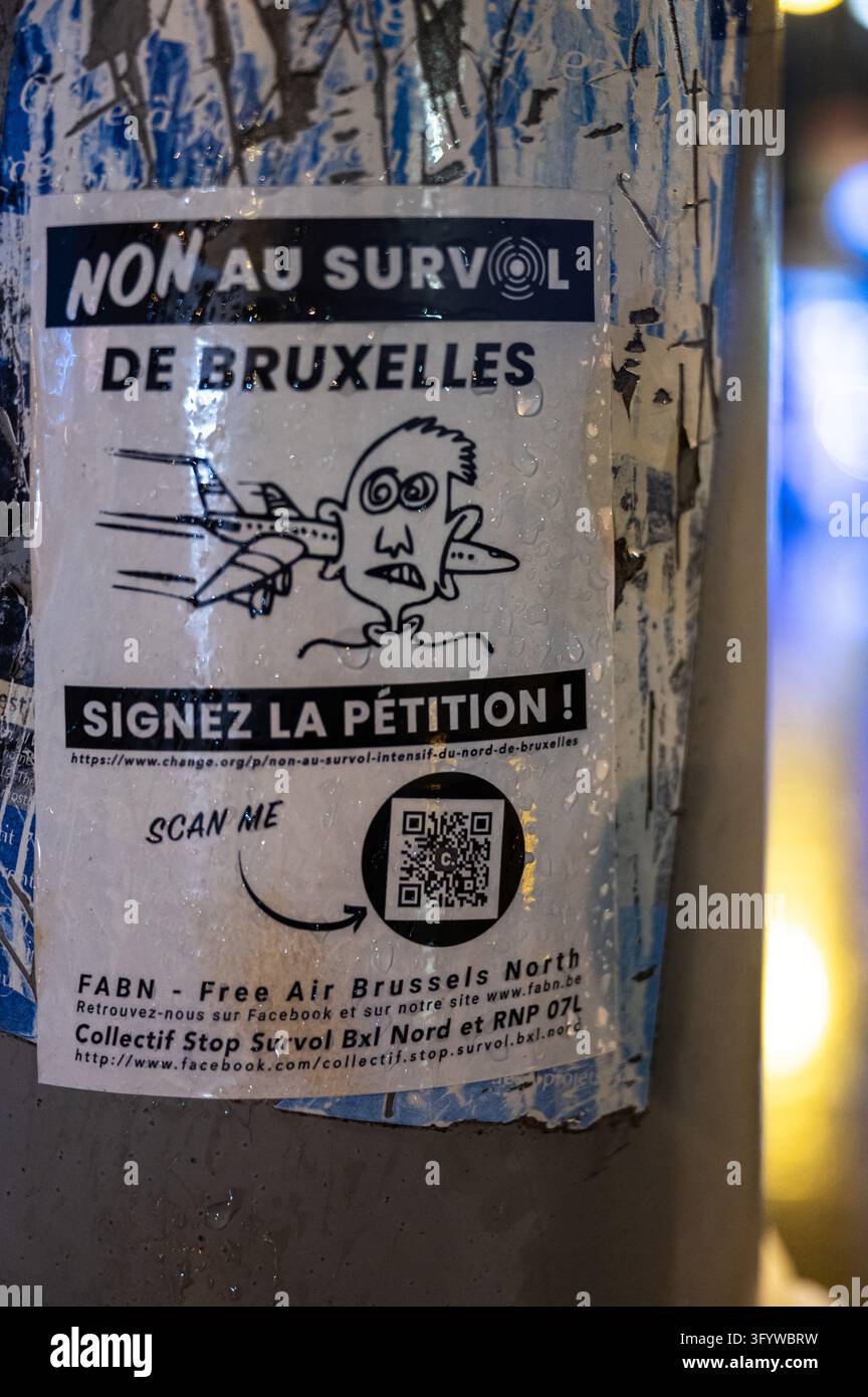 Adesivo su un palo stradale a Simonis a Koekelberg che chiede la fine dei sorvoli degli aerei sopra Bruxelles. Il testo francese recita “Non au survol de B Foto Stock