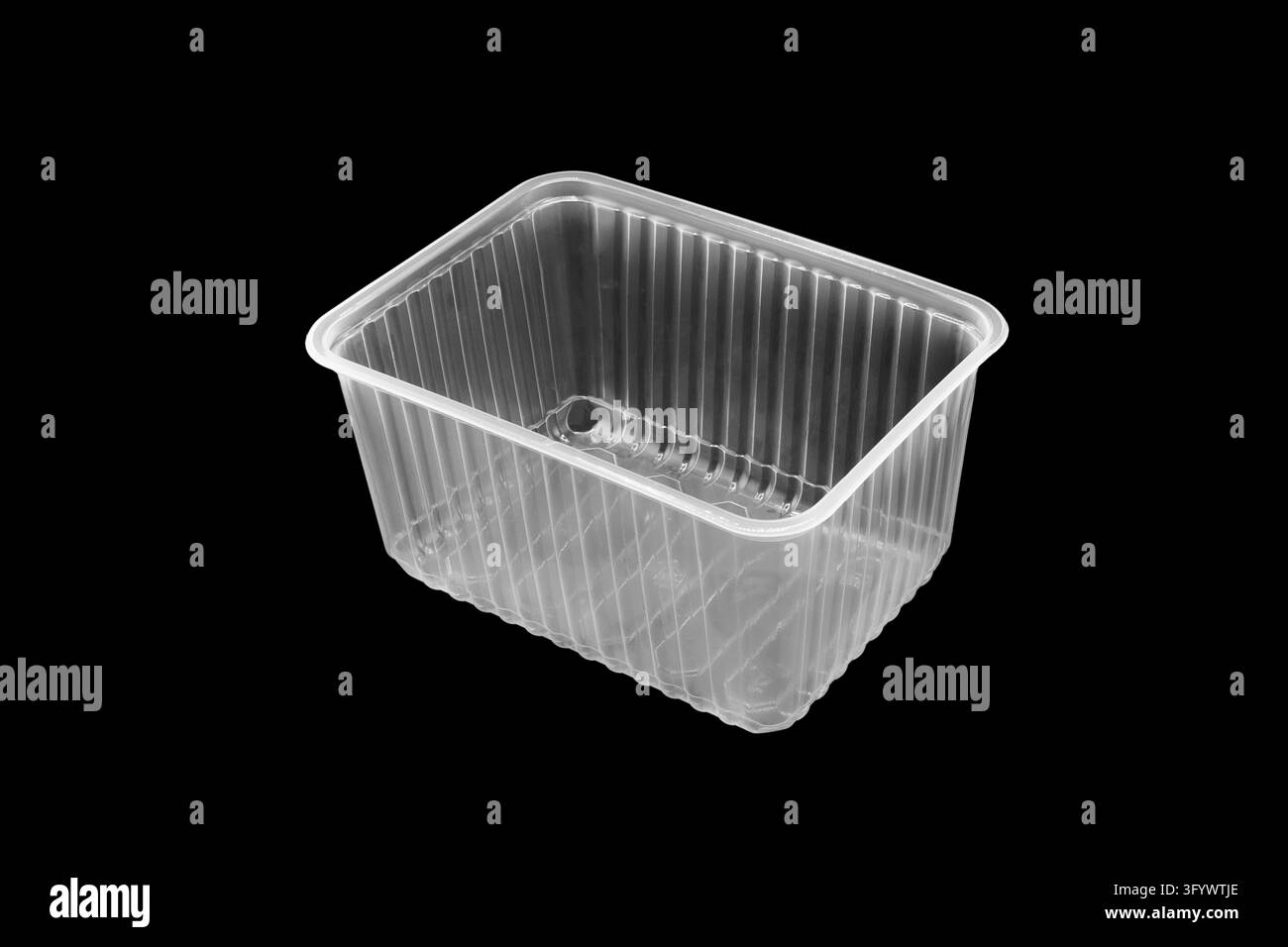 Contenitore per portavivande monouso in plastica bianca isolato su sfondo nero. Contenitore in plastica isolato. Confezione monouso in plastica Foto Stock