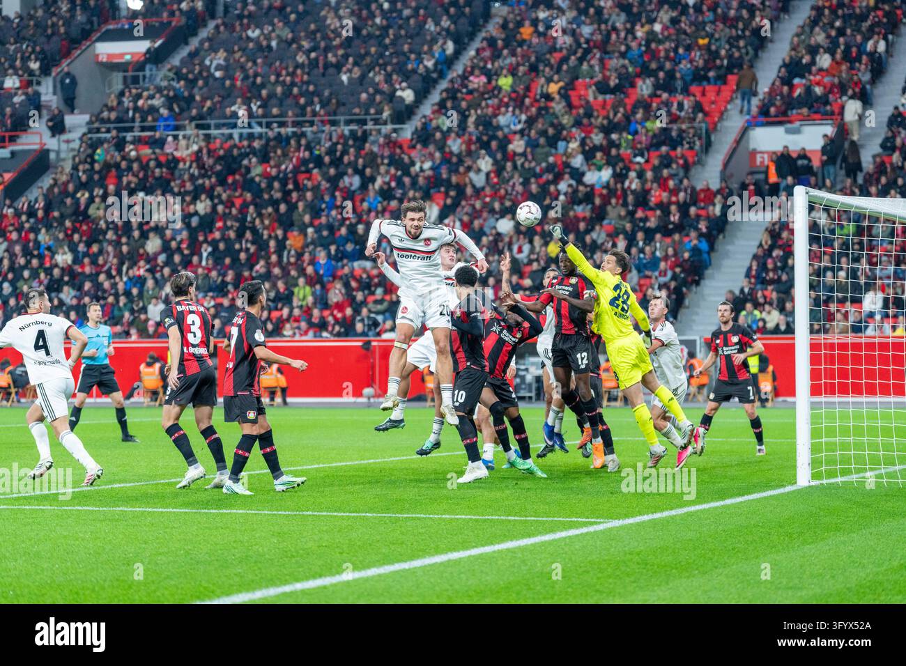 Janis Blaswich (Bayer 04 Leverkusen, #28) pulisce durante un calcio d'angolo Bayer 04 Leverkusen vs. 1.FC Nürnberg, calcio, DFB-Pokal, 2. turno, stagione 2026/27, 28.10.2026, DFL REGULATIONS PROHIBIT ANY USE OF PHOTOGRAPHS AS IMAGE SEQUENCES AND/OR QUASI-VIDEO, Foto: Eibner-Pressefoto/Lukas Baldyga Foto Stock