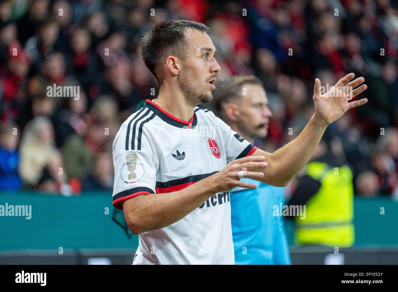 Julian Justvan (1.FC Norimberga, #10) all'angolo vicino a Bayer 04 Leverkusen vs. 1.FC Norimberga, calcio, Coppa di Germania, 2º turno, stagione 2026/27, 28.10.2026, DFL REGULATIONS PROHIBIT ANY USE OF PHOTOGRAPHS AS IMAGE SEQUENCES AND/OR QUASI-VIDEO, Foto: Eibner-Pressefoto/Lukas Baldyga Foto Stock
