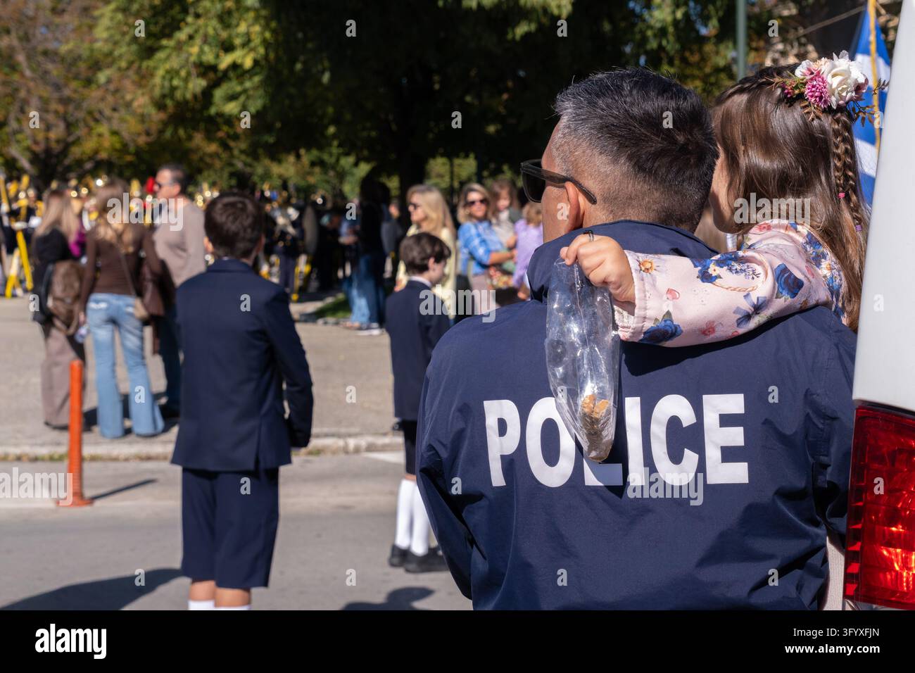 Corfù, Grecia - 28 ottobre 2026: Poliziotto con bambino durante la manifestazione pubblica della Giornata dell'Oxi a Corfù Foto Stock