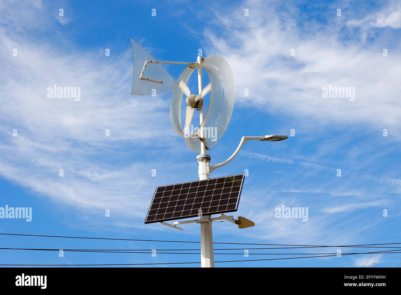 Un palo intelligente ibrido solare-eolico della marca Airsynergy con lampada stradale a LED. L'array è composto da turbina eolica e array di pannelli solari Foto Stock
