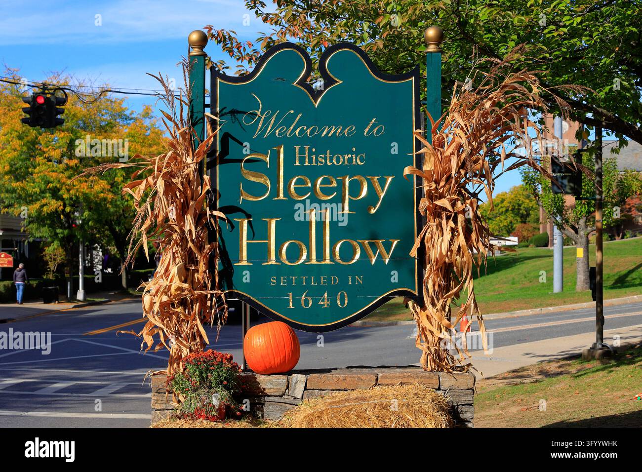 Un cartello Benvenuti a Historic Sleepy Hollow decorato in modo festoso autunnale a Sleepy Hollow, New York. Foto Stock