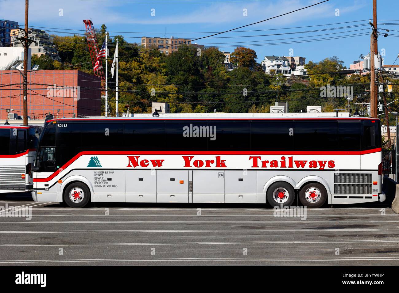 Un autobus con il logo di New York Trailways sul fianco. New York Trailways è una compagnia di trasporto passeggeri su autobus, parte della rete di autobus Trailways. Foto Stock