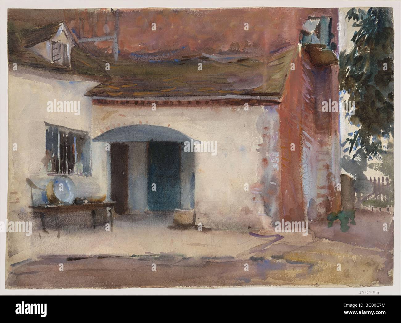 John Singer Sargent – Casa e Cortile, 1895–1903 ( ). Un edificio con un tetto di tegole rosse e una parete bianca, dotato di una porta blu, una piccola finestra con persiane scure e un tavolo di legno con una ciotola blu e bianca, collocato contro un cielo caldo e arancione con un albero a destra e una parete di tegole rosse a sinistra. Foto Stock
