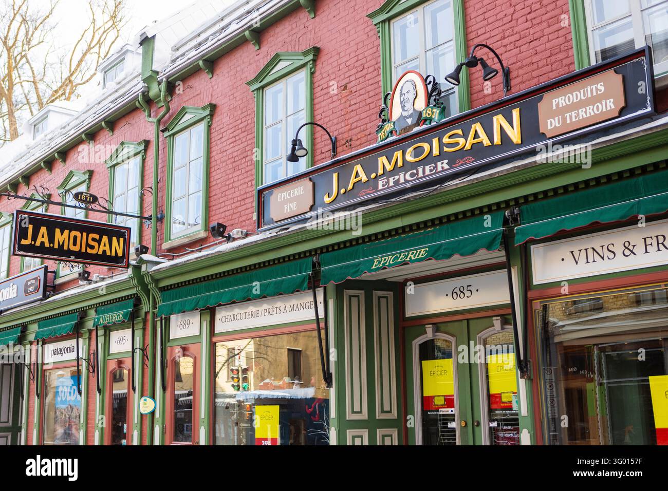 Negozio di alimentari J.A. Moisan su Rue Saint-Jean a Québec City, Québec, Canada, il 20 gennaio 2024. La facciata ha decorazioni verdi e lettere dorate sotto i piani superiori in mattoni rossi. Foto Stock