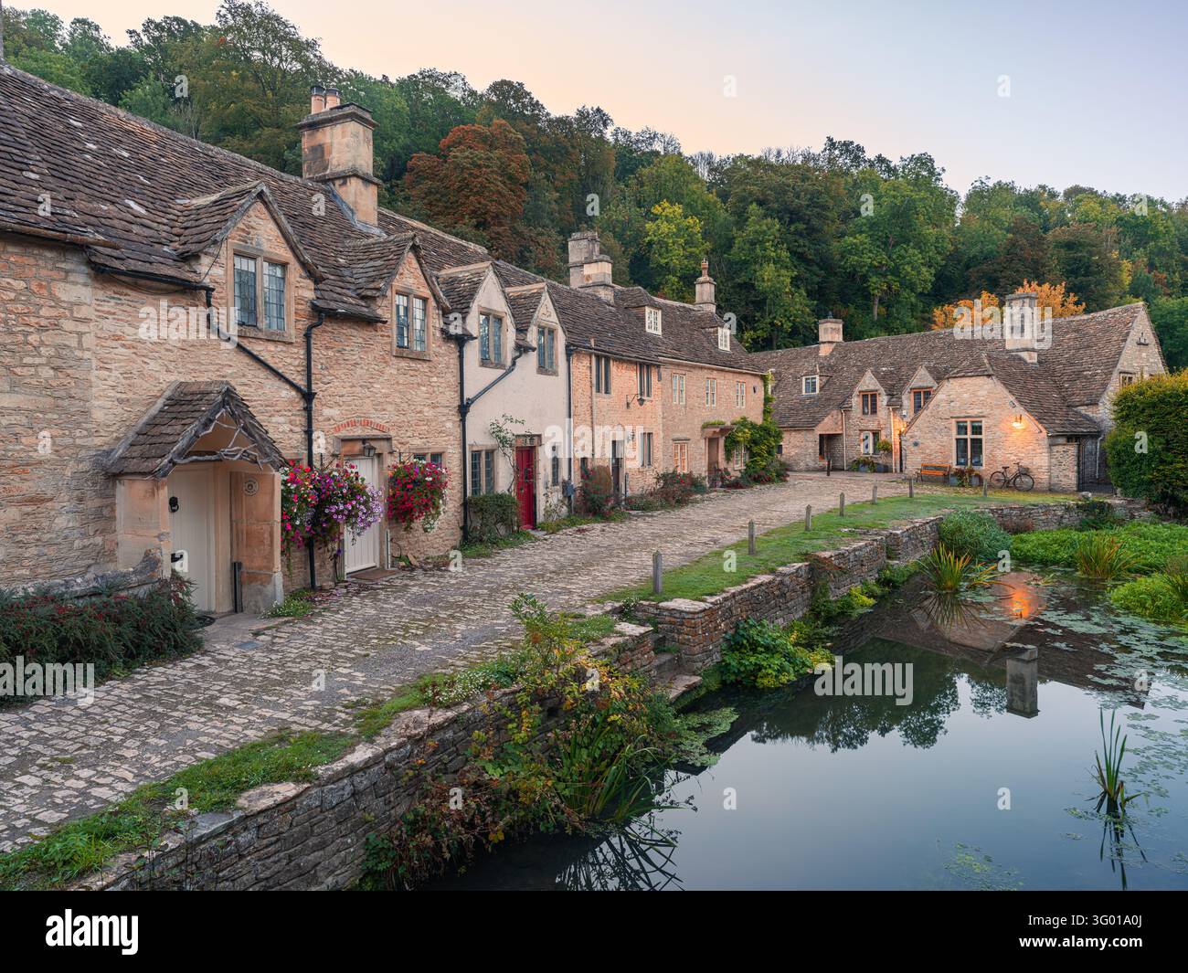 Una mattina tranquilla a Castle Combe, un villaggio pittoresco e storico nel Wiltshire, Inghilterra, incastonato nei Cotswolds del sud. Rinomato per il suo char Foto Stock