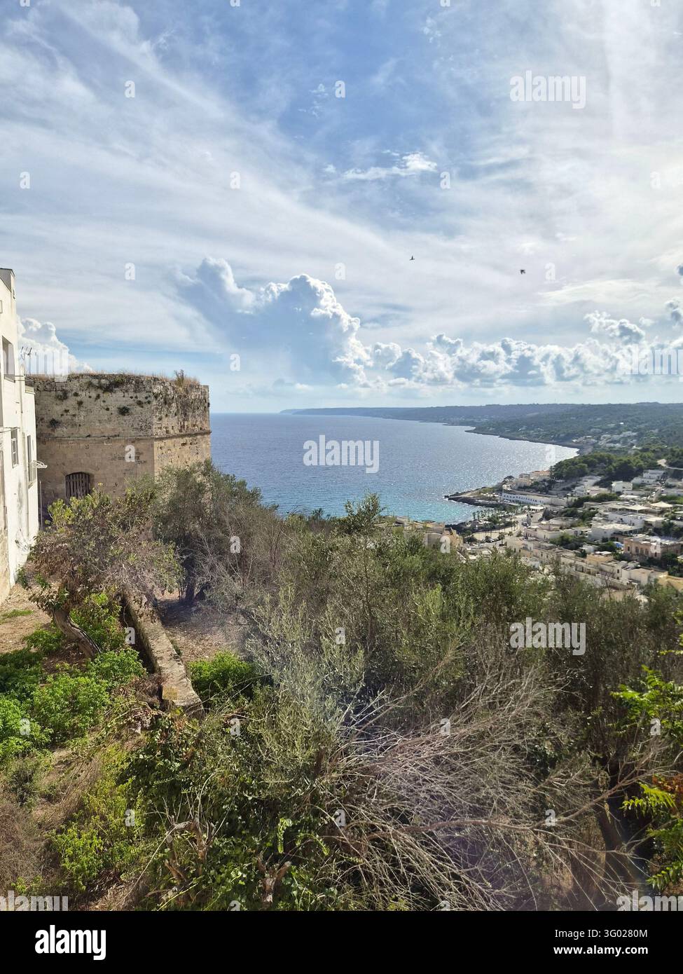 Muro del castello di Castro e vegetazione selvatica che si affaccia sulla costa, Puglia, Italia, settembre 2026 - Immagine stock catturata con smartphone