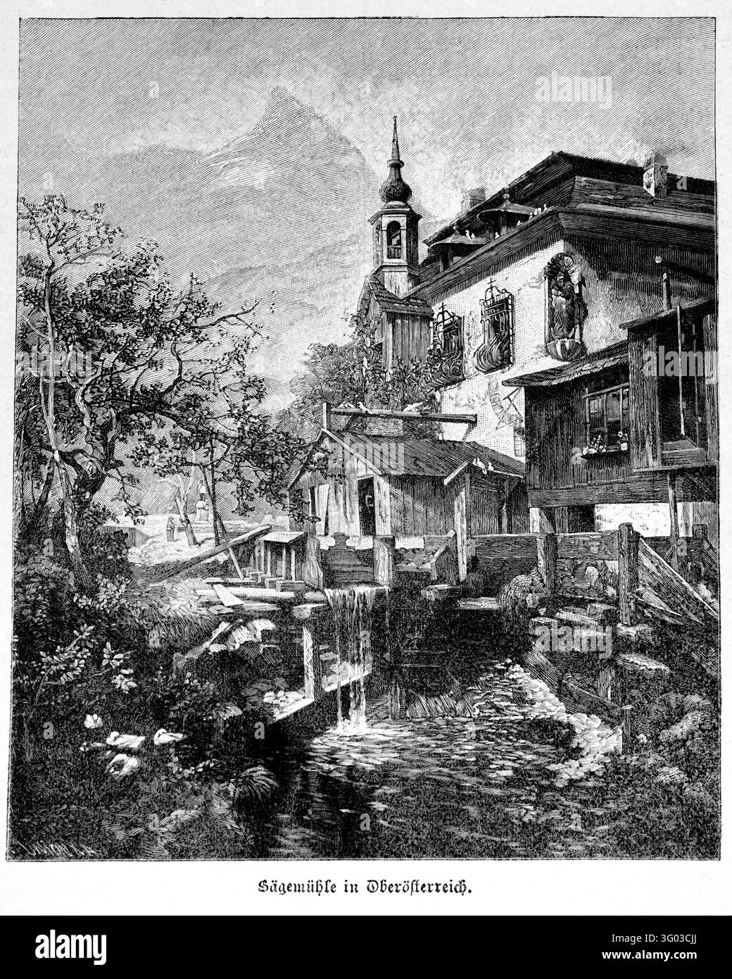 Segheria ad acqua nell'Alta Austria — edifici del mulino in legno con un piccolo campanile e un canale del mulino che sfocia in un ruscello, situata in un ambiente rurale. Foto Stock