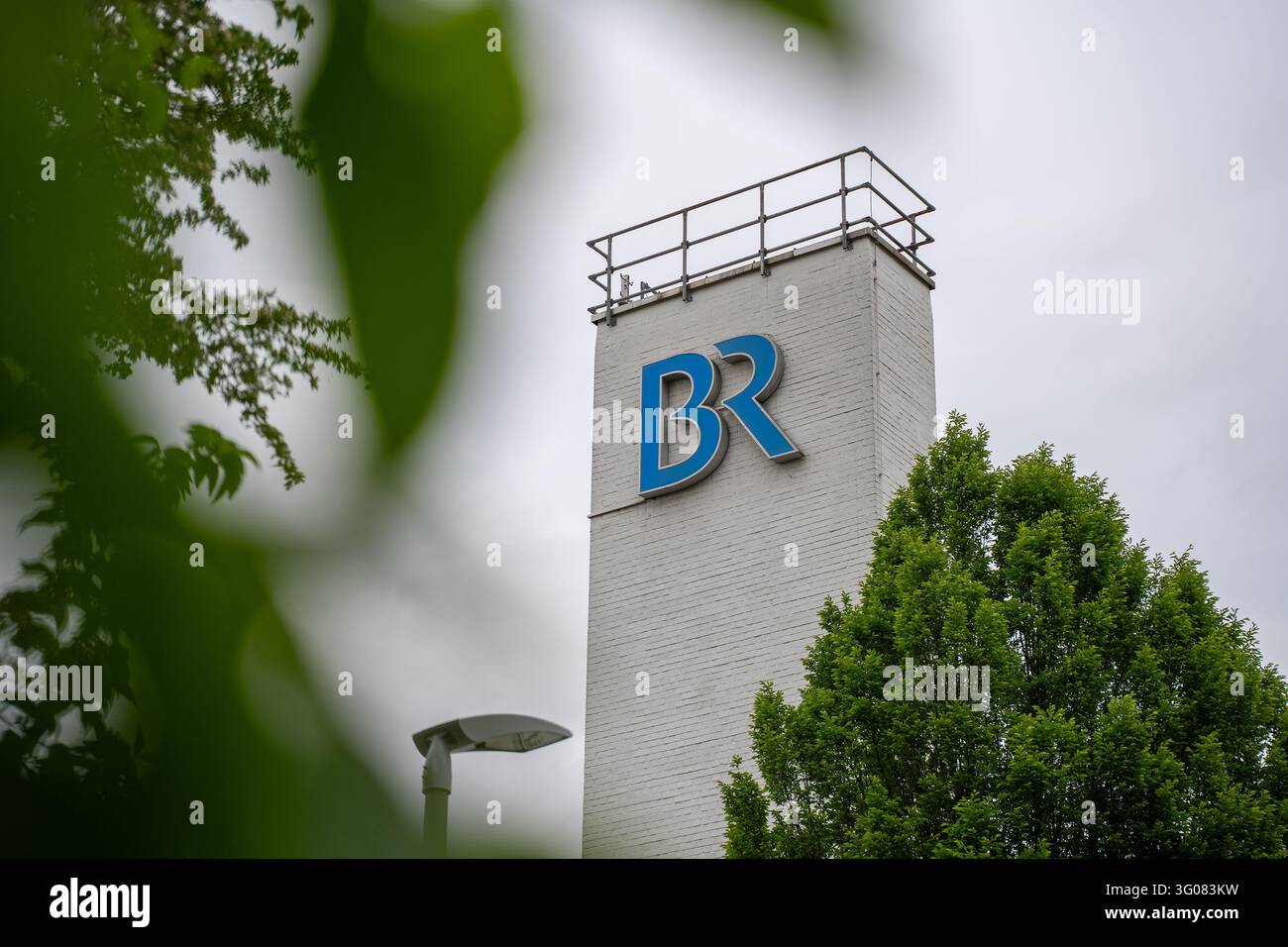 La fotografia mostra il logo della Bayerischer Rundfunk negli uffici di Unterföhring a Unterföhring, vicino a Monaco di Baviera, in Baviera, Germania. Foto Stock