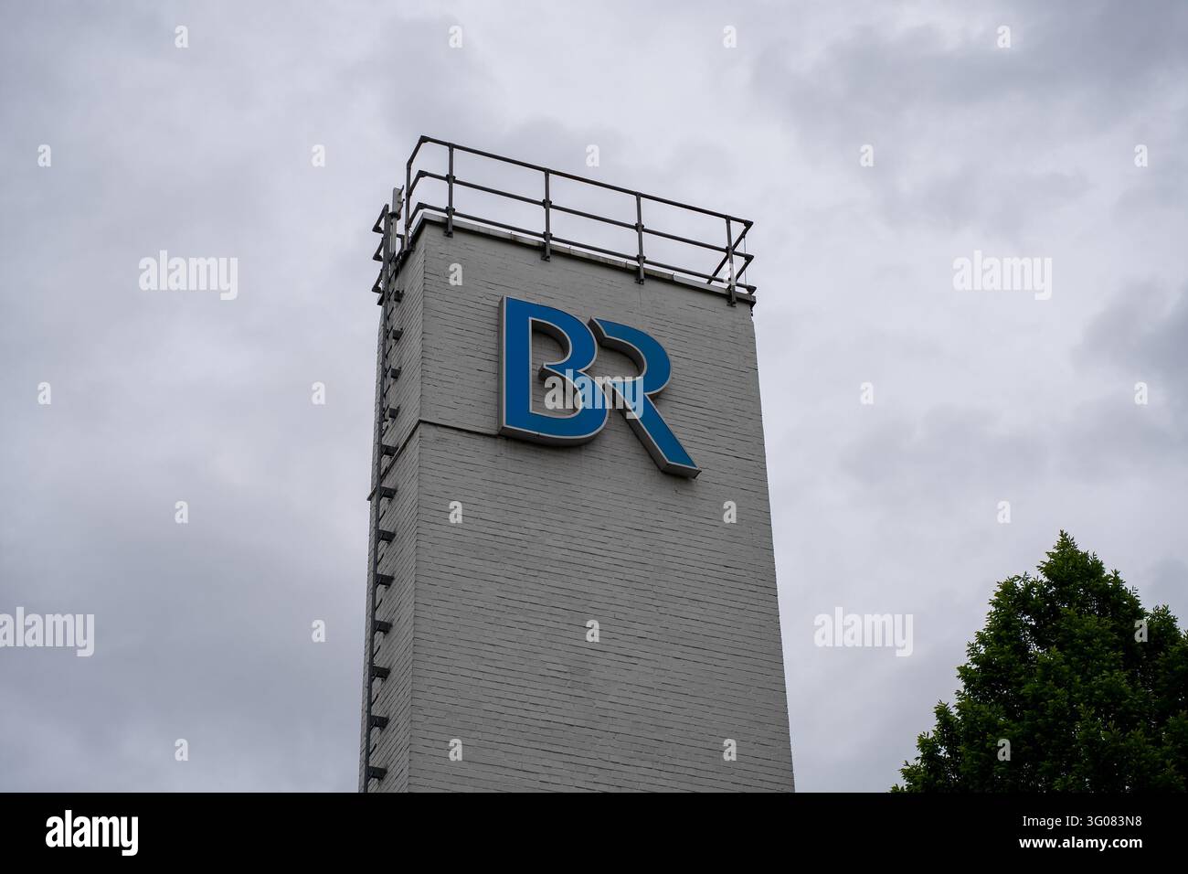 La fotografia mostra il logo della Bayerischer Rundfunk negli uffici di Unterföhring a Unterföhring, vicino a Monaco di Baviera, in Baviera, Germania. Foto Stock