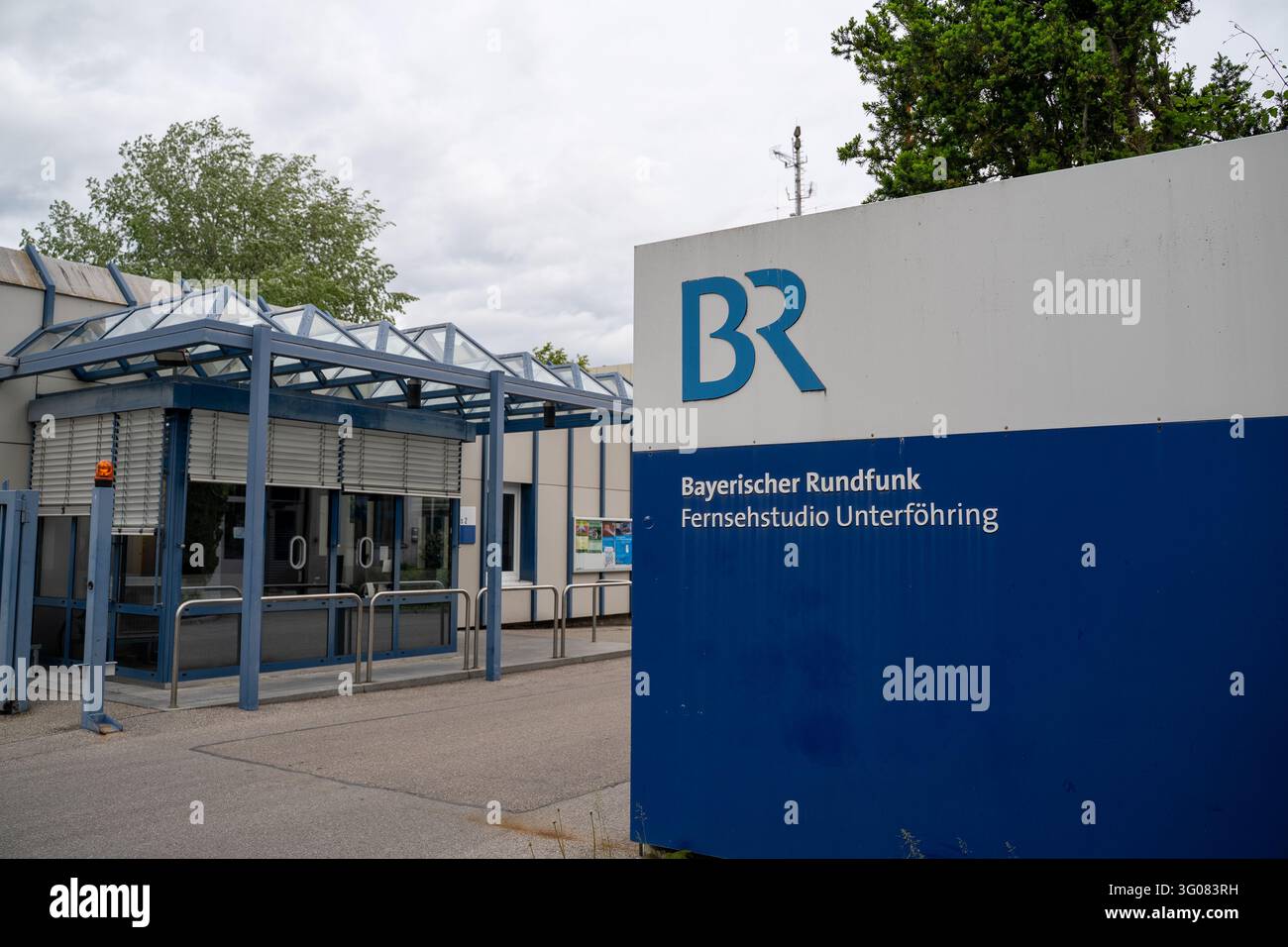 La fotografia mostra il logo della Bayerischer Rundfunk negli uffici di Unterföhring a Unterföhring, vicino a Monaco di Baviera, in Baviera, Germania. Foto Stock