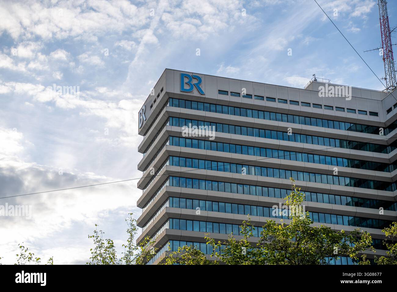 La fotografia mostra il logo della Bayerischer Rundfunk al centro di trasmissione di Monaco di Baviera, in Bavaria, Germania. Foto Stock