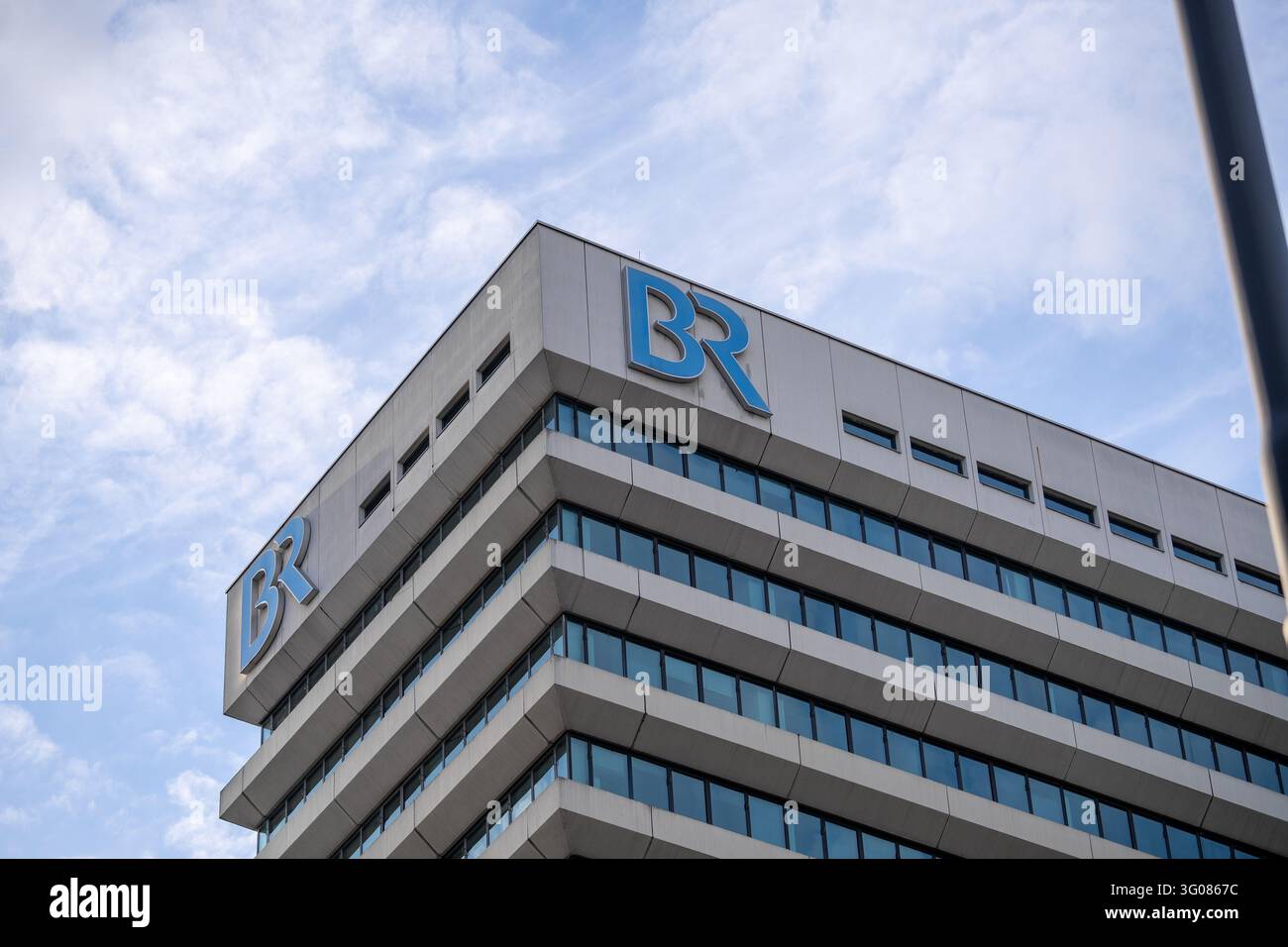 La fotografia mostra il logo della Bayerischer Rundfunk al centro di trasmissione di Monaco di Baviera, in Baviera, Germania. Foto Stock