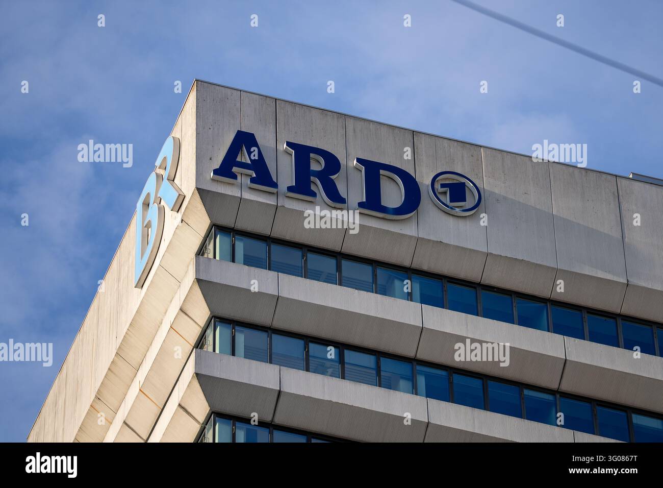 La fotografia mostra il logo ARD presso la sede della Bayerischer Rundfunk a Monaco di Baviera, in Baviera, Germania. Foto Stock