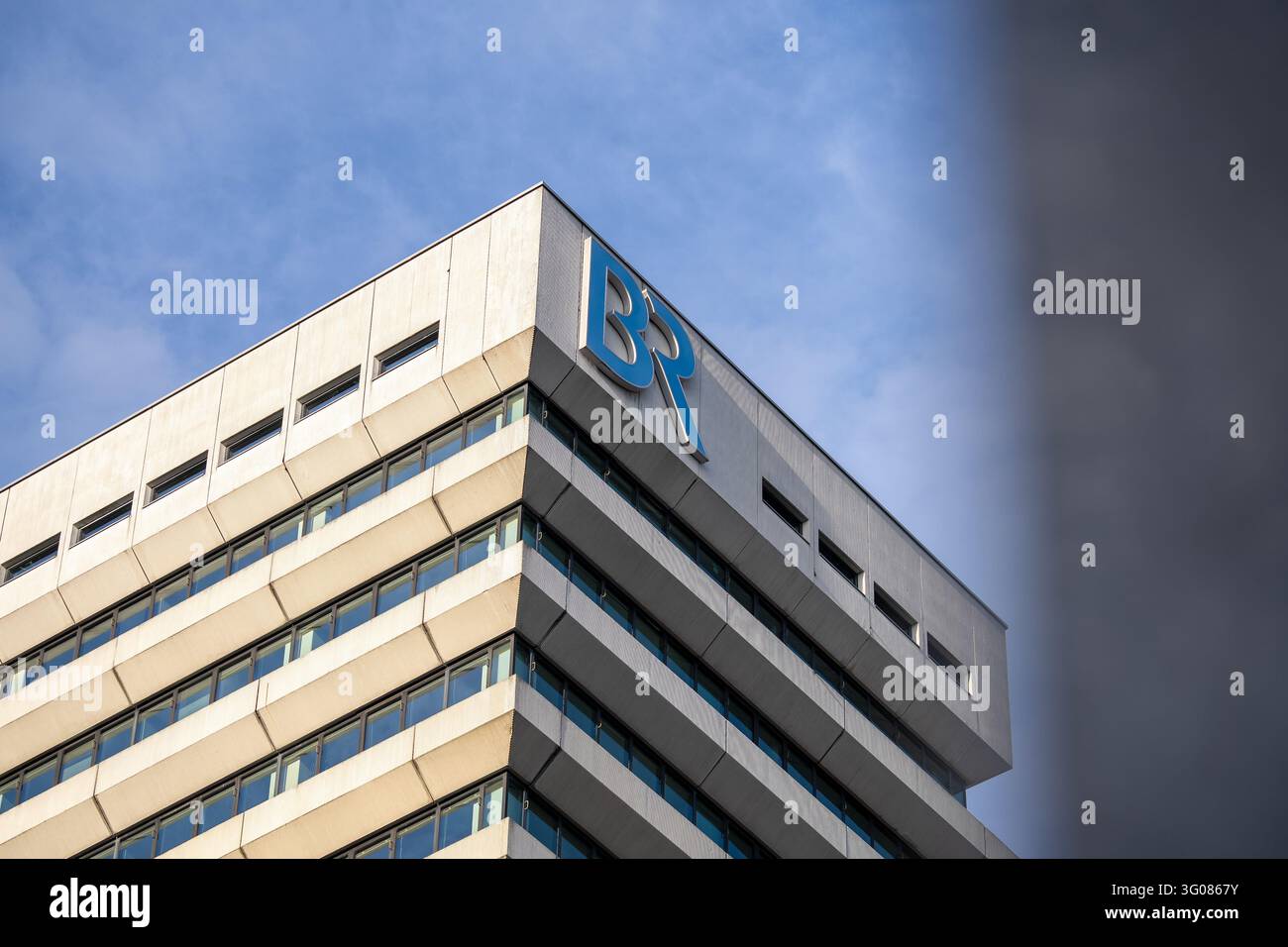 La foto mostra il logo della Bayerischer Rundfunk al centro di trasmissione di Monaco di Baviera, in Bavaria, Germania. Foto Stock