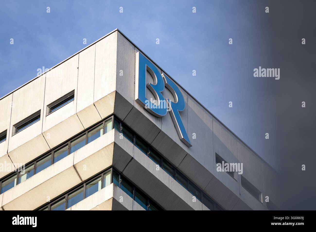 La foto mostra il logo della Bayerischer Rundfunk al centro di trasmissione di Monaco di Baviera, in Bavaria, Germania. Foto Stock