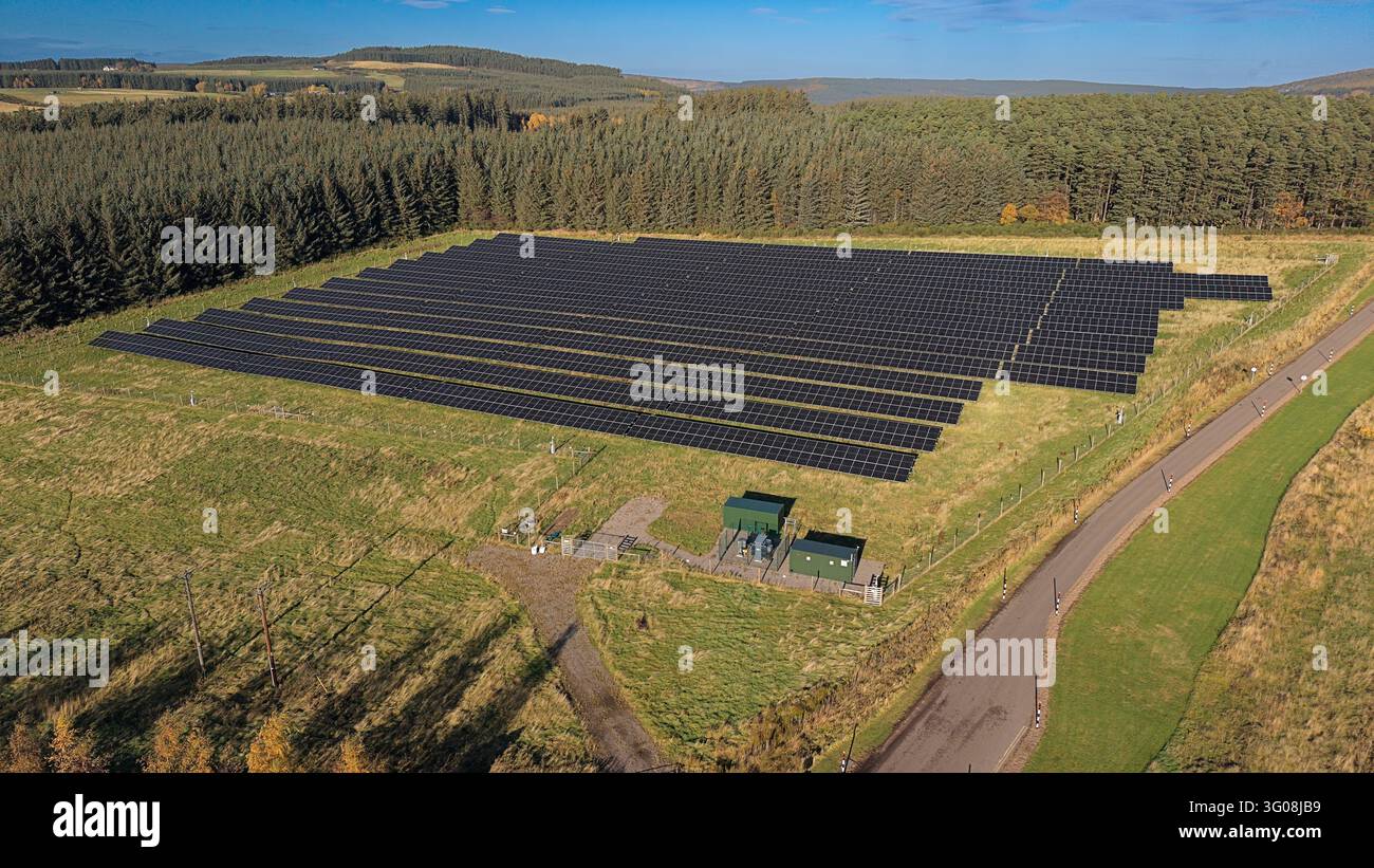 Macallan Estate l'array di pannelli solari montati a terra vicino a Craigellachie Moray in Scozia nell'autunno Foto Stock