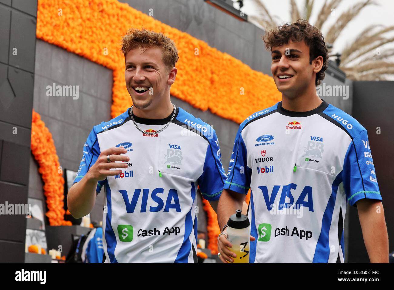 Città del Messico, Messico. 30 ott., 2026. (da sx a dx): Liam Lawson (NZL) Racing Bulls Squadra di Formula Uno con il compagno di squadra Arvid Lindblad (GBR) Racing Bulls Squadra di Formula Uno.30.10.2026. Campionato del mondo di Formula 1, Rd 19, Gran Premio del Messico, Città del Messico, Messico, Giorno di prove. Credit: James Moy/Alamy Live News Foto Stock