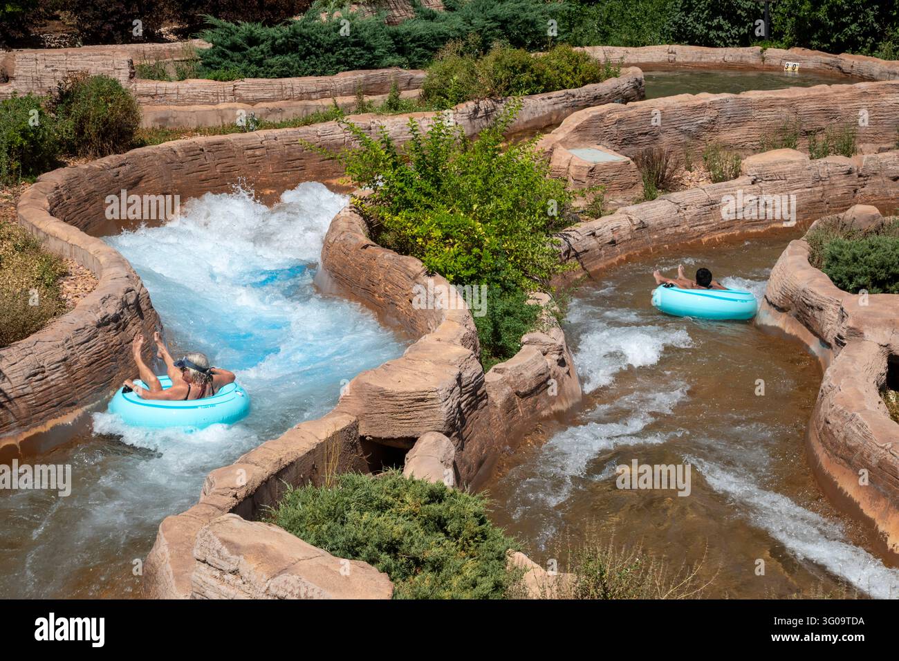 Glenwood Springs, Colorado – Le piscine termali del Glenwood Hot Springs Resort. La zona Splash include un giro in tubo fluviale su acque bianche. Foto Stock