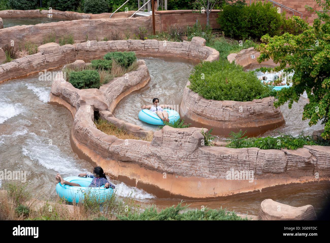 Glenwood Springs, Colorado – Le piscine termali del Glenwood Hot Springs Resort. La Splash Zone comprende un giro in tubo lungo un fiume selvaggio. Foto Stock