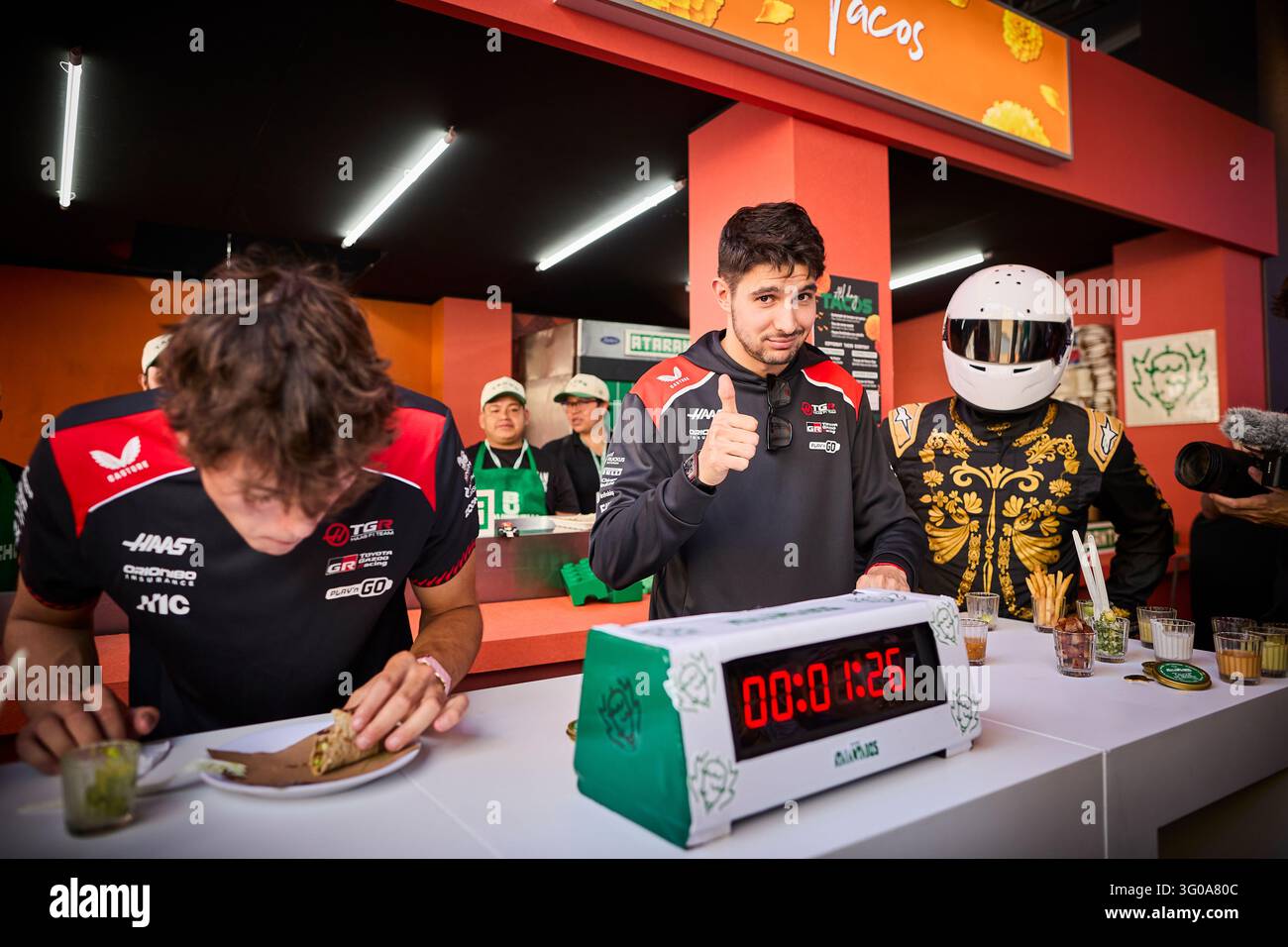 Città del Messico, Messico. 29 ott., 2026. (da sx a dx): Oliver Bearman (GBR) Haas F1 Team e compagno di squadra Esteban Ocon (FRA) Haas F1 Team.29.10.2026. Campionato del mondo di Formula 1, Rd 19, Gran Premio del Messico, Città del Messico, Messico, Giorno di preparazione. Il credito della foto dovrebbe essere: XPB/Alamy Live News. Foto Stock