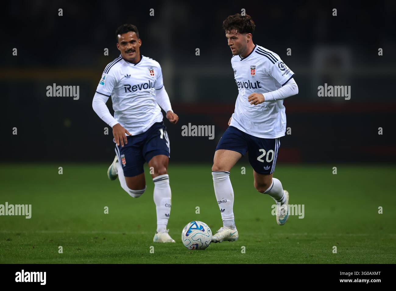 Torino, Italia, 27 ottobre 2026. Martin Baturina del Como 1907 è sostenuto dal compagno di squadra Kaiki Bruno Da Silva durante la partita Torino contro Como 1907 in Serie A allo Stadio Grande Torino, Torino. Credito immagine: Jonathan Moscrop / Sportimage Foto Stock