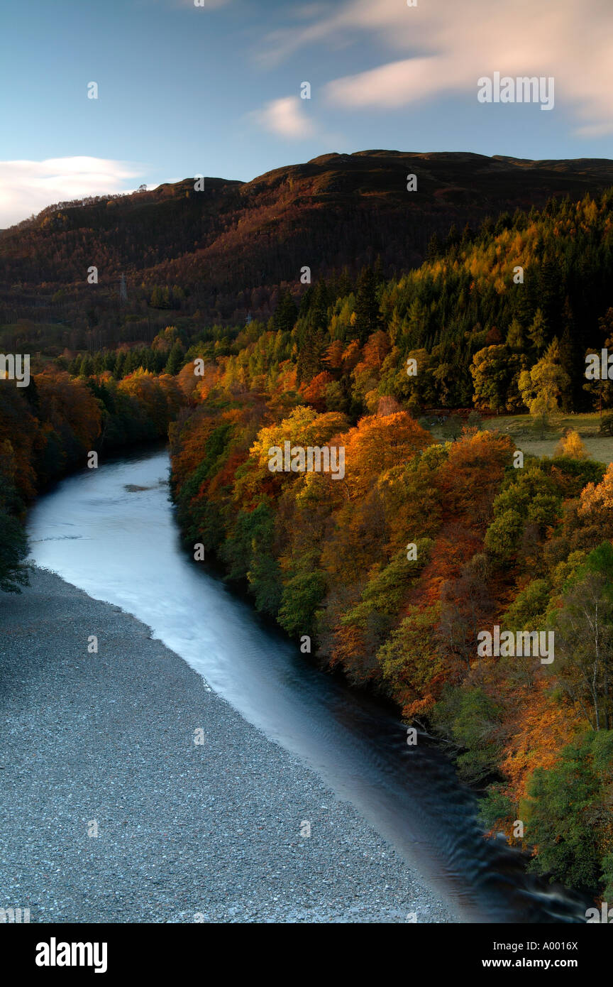 Colore di autunno River Tummel, Perth and Kinross in Scozia Foto Stock