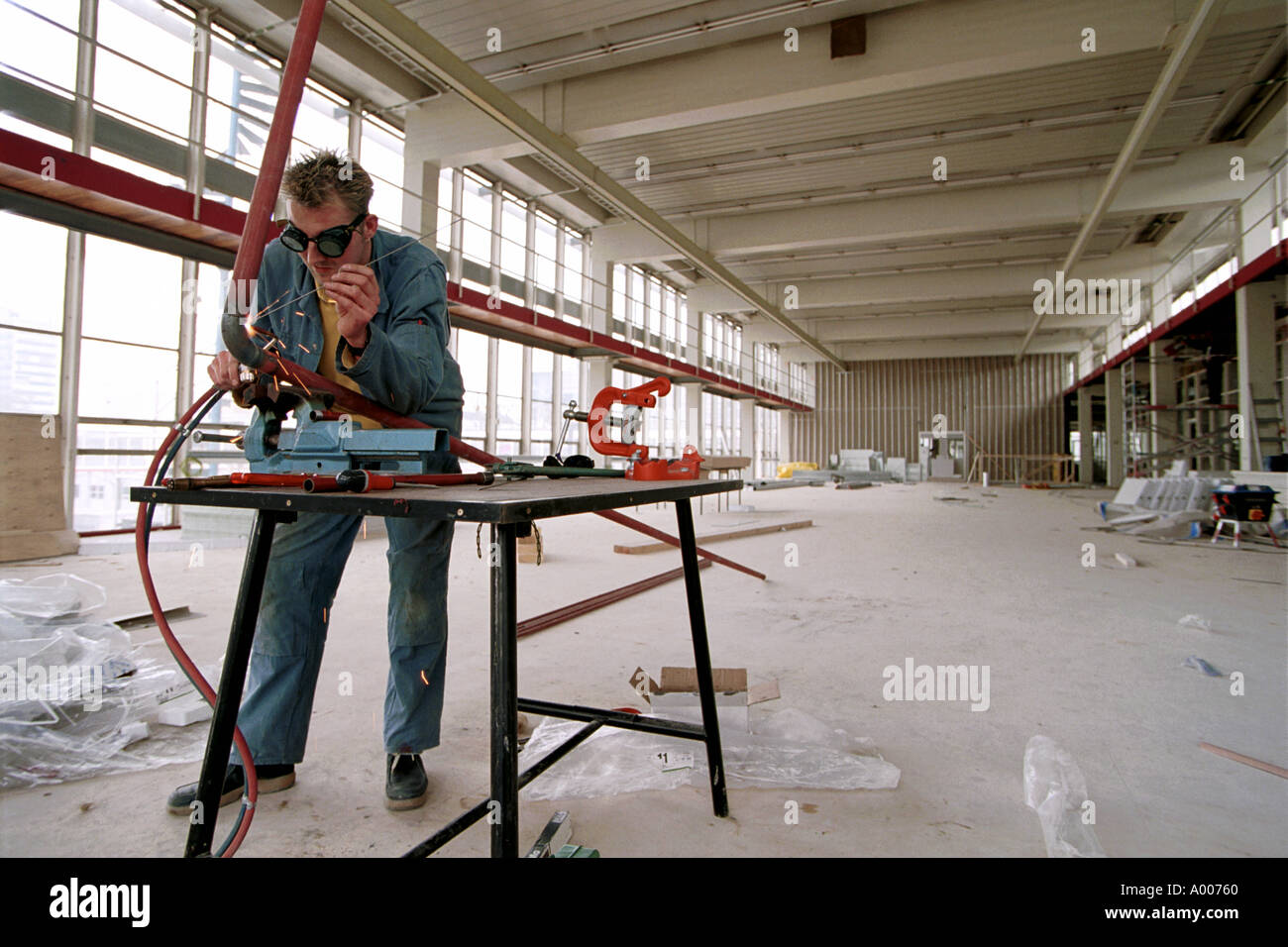 Saldatrice nella grande edificio vuoto Foto Stock