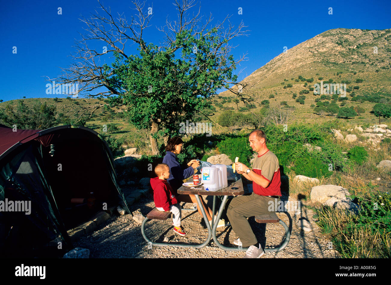 Guadalupe Mountains campeggio turisti avente la prima colazione Foto Stock