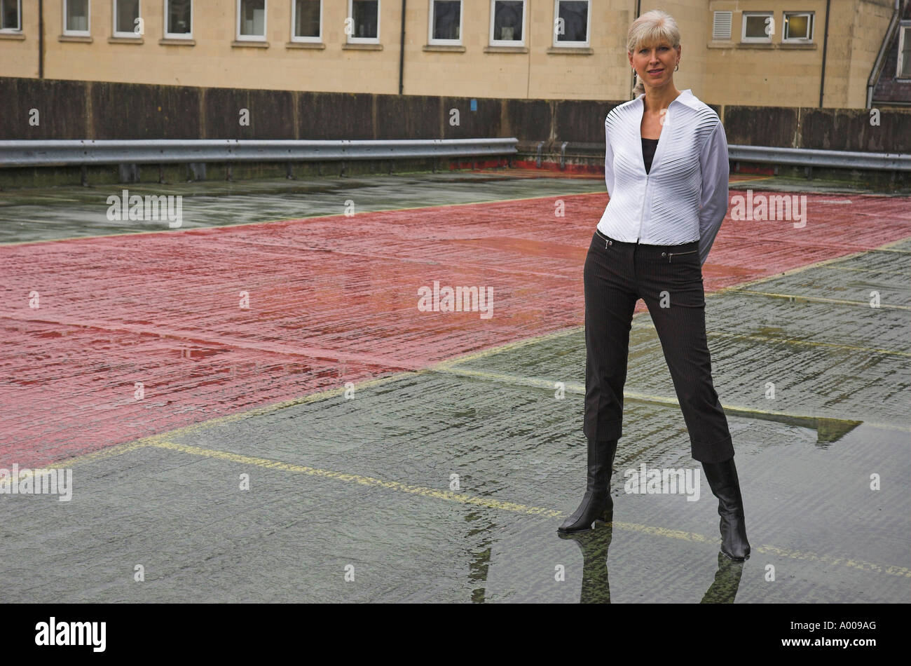 Attraente coppia business donna in vuoto parcheggio auto Foto Stock