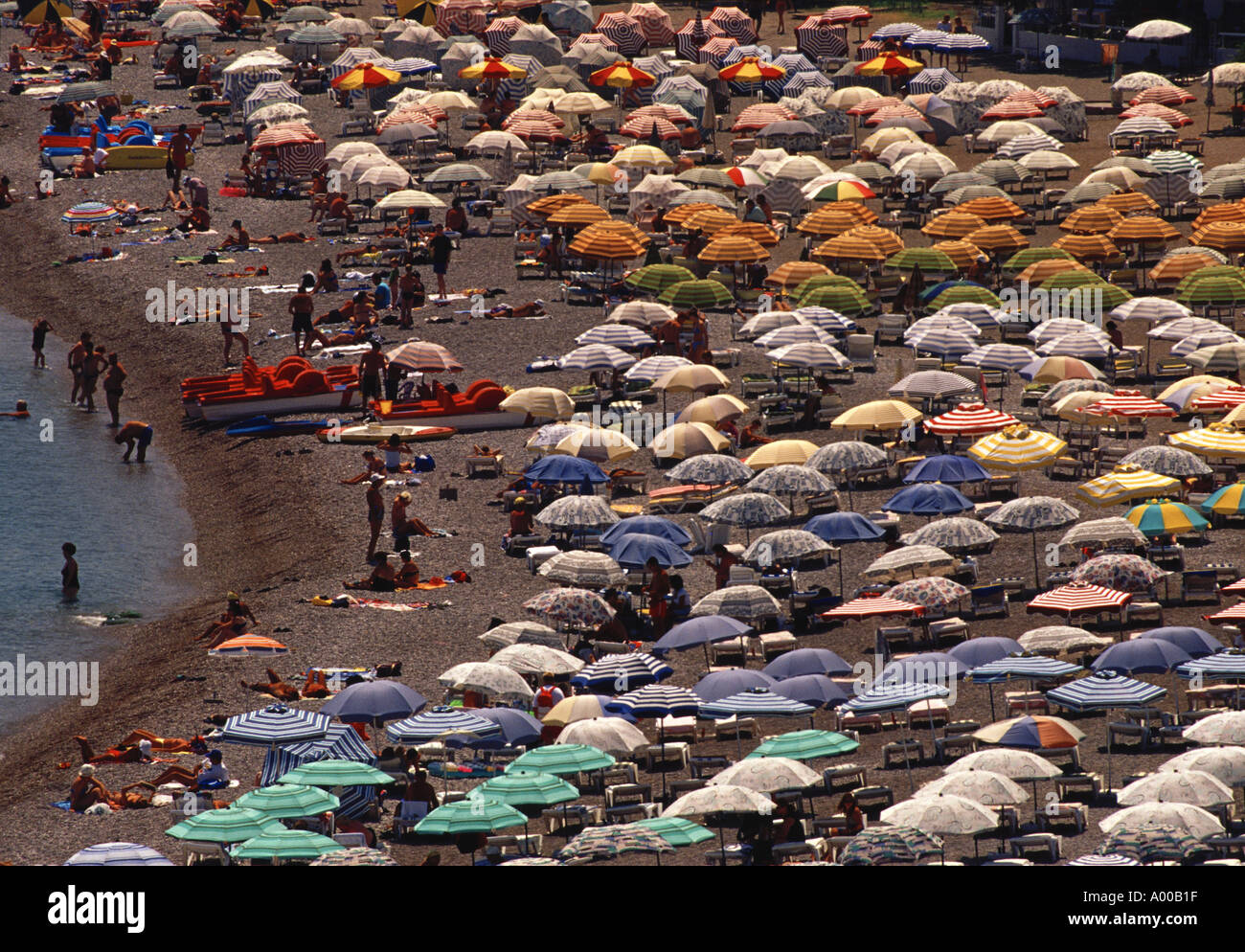 La Grecia, Rodi, spiaggia affollata, ombrelloni Foto Stock