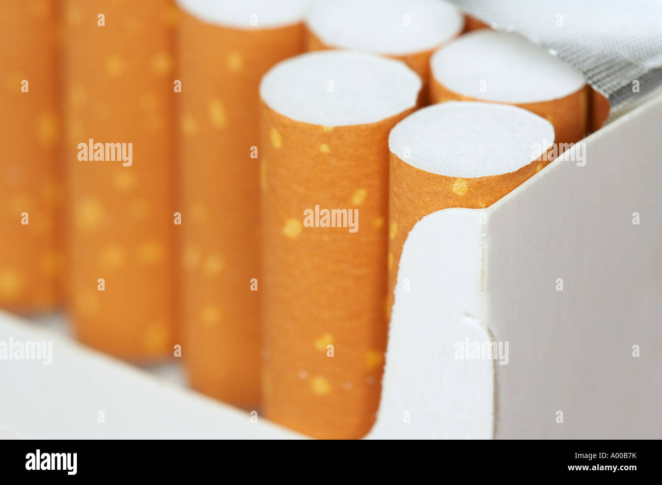 Filtro di sigaretta suggerimenti nel pacchetto aperto Foto Stock