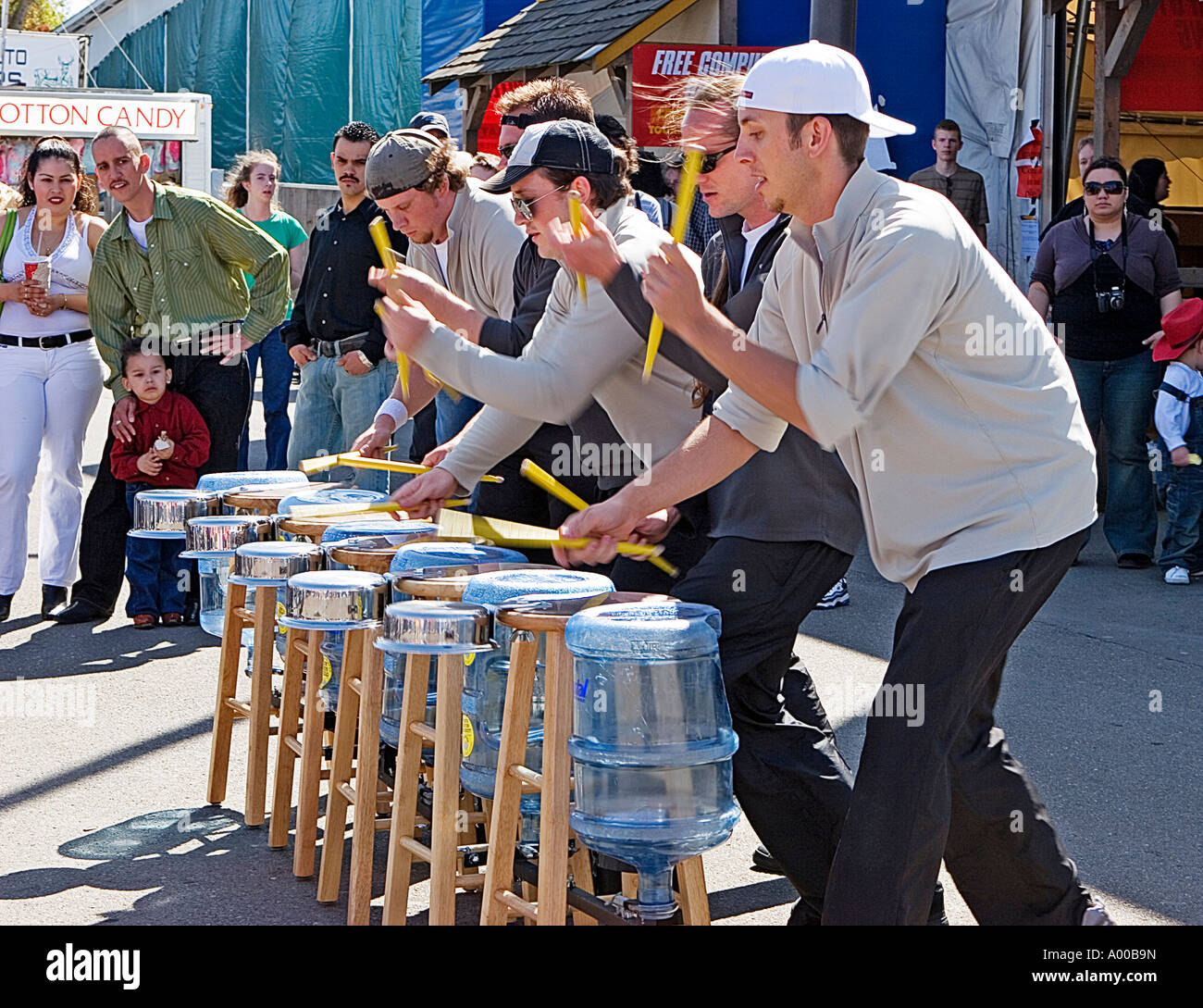 Foto di un gruppo di musicisti di strada suonando la batteria Foto Stock