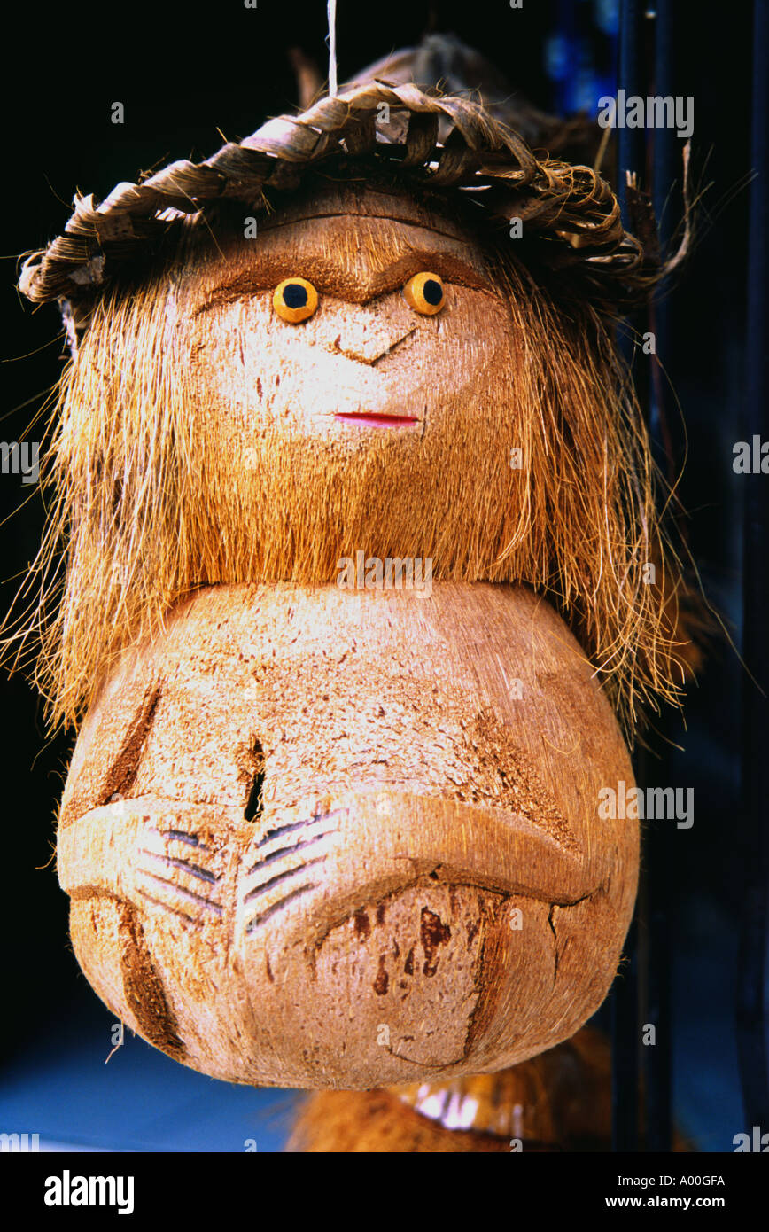 Modello divertente di un uomo fatto da gusci di noce di cocco in vendita presso un negozio vicino a Bali Ubud Foto Stock