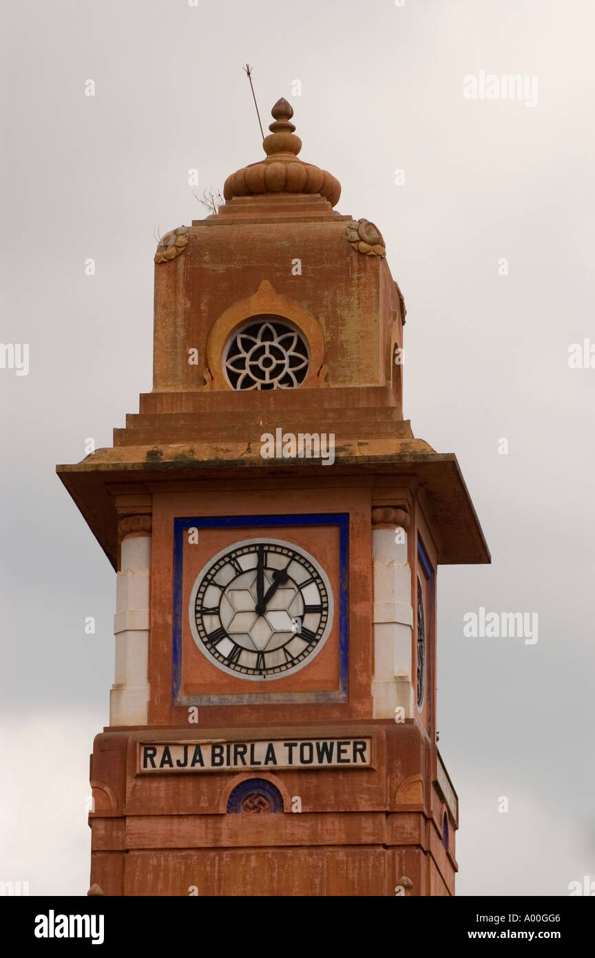 La storica torre dell'orologio Raja Birla a Varanasi, Uttar Pradesh, India. Un importante punto di riferimento architettonico e sito storico. Foto Stock