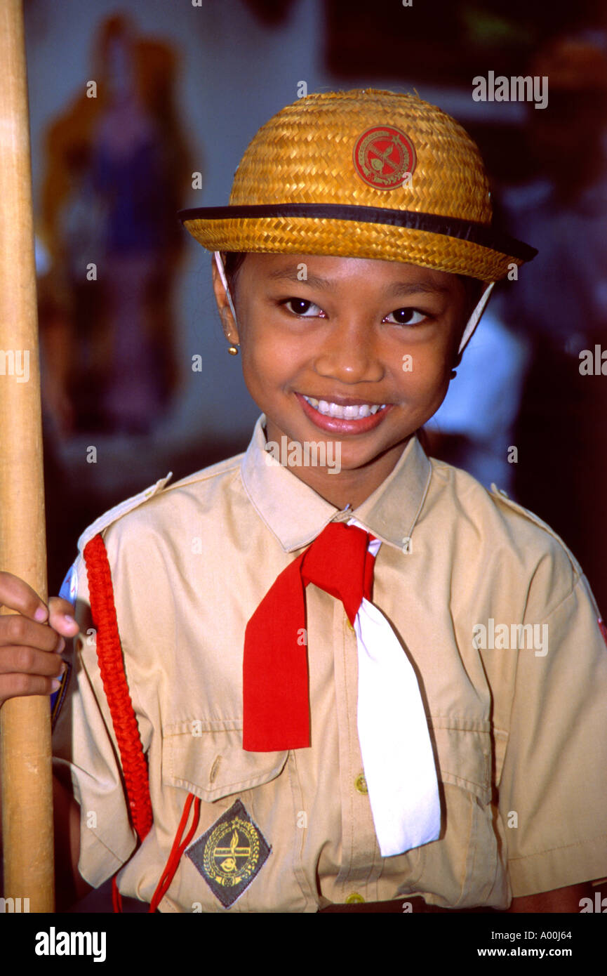 Sorridente scolari in uniforme in una scuola di Kuta Bali Indonesia Foto Stock