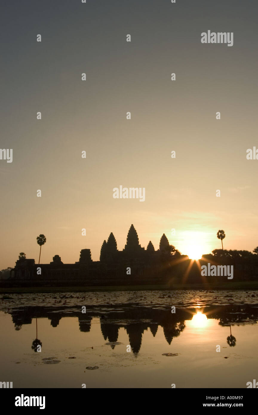 Sunrise Ankor Wat e riflessione in acqua la Cambogia a sud est asiatico Foto Stock