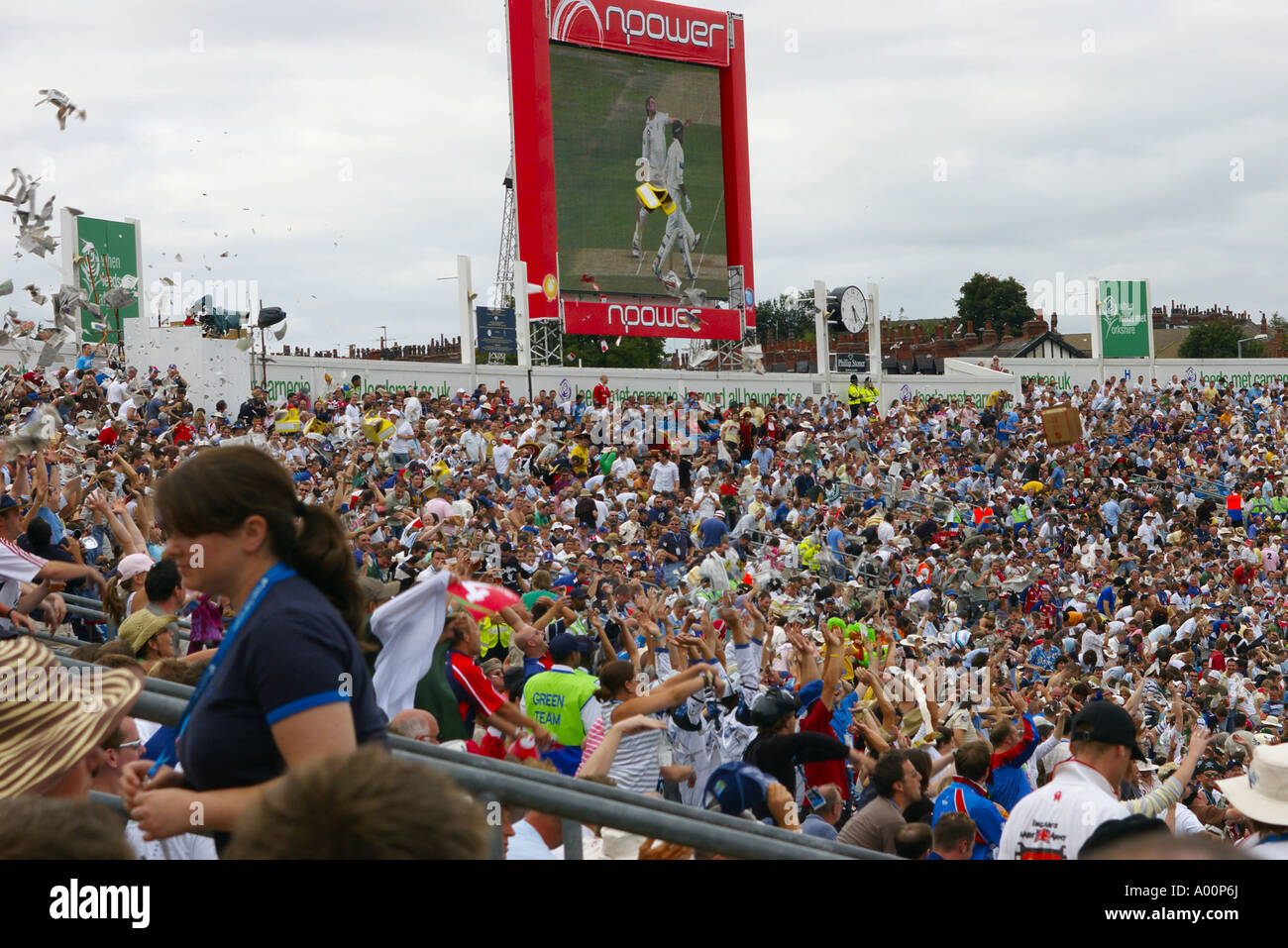 Folle di persone in Inghilterra partita di cricket ,concorrenza a Headingley, Leeds, England Regno Unito Foto Stock