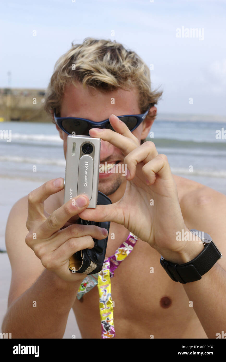 Un uomo prendendo photograhs sulla spiaggia San vigilie Cornwall Regno Unito Foto Stock