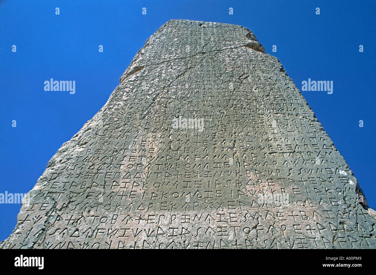 La scrittura greca sul Obelisco a XANTHOS LYCIA S capitale antico risalente al V secolo A.C. LA TURCHIA Foto Stock