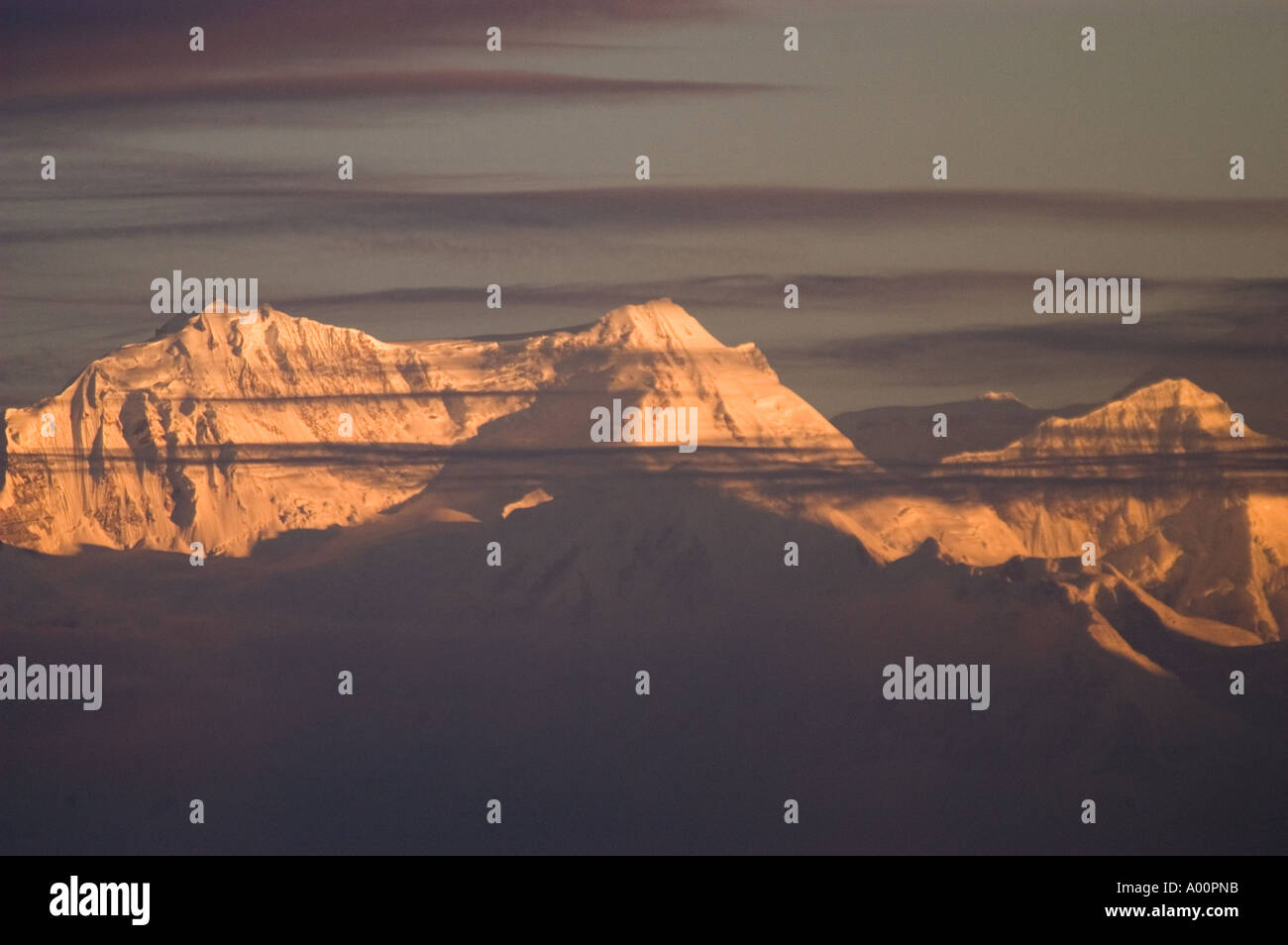 Alba dorata sulle vette del monte Kangchenjunga vista da Chowrasta, Darjeeling, Bengala Occidentale, India. Maestoso paesaggio montano himalayano all'alba. Foto Stock