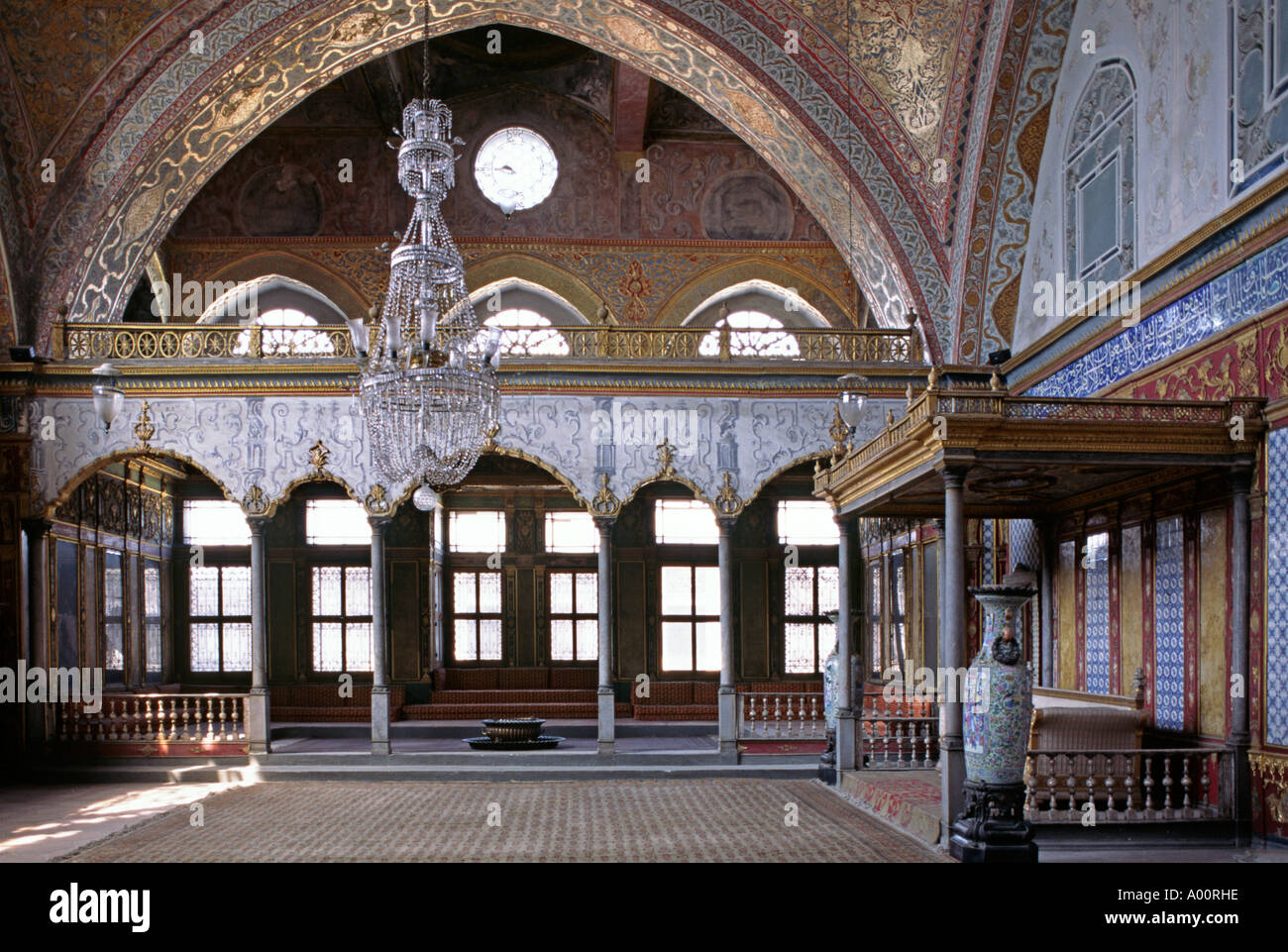 Sultani palco in ricezione hall all'interno dell'Harem che ospitava 1200 harem di donne nel 1575 Palazzo Topkapi Istanbul Foto Stock