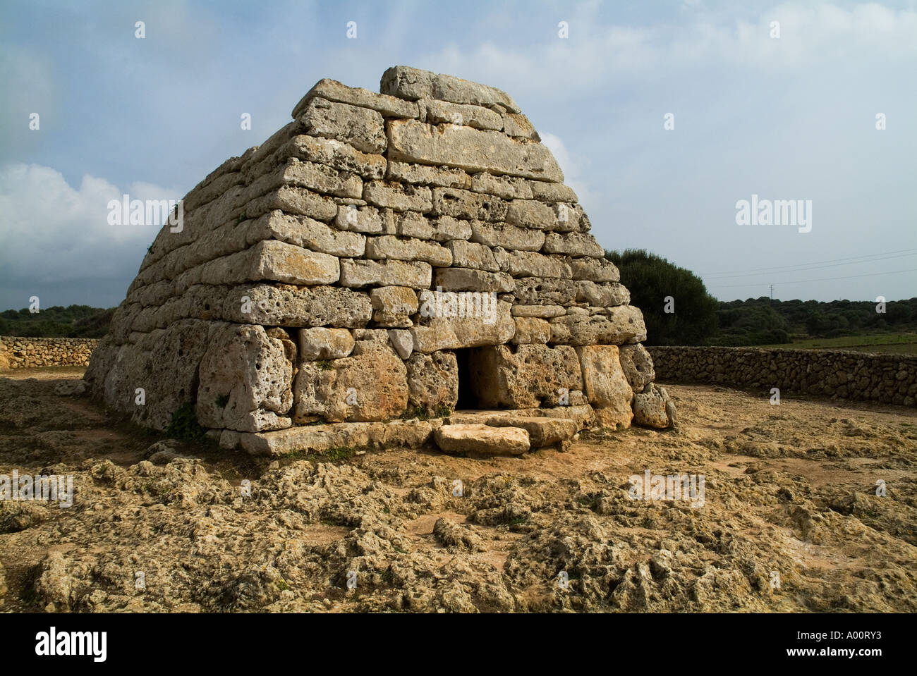 Dh Naveta sepoltura camera tomba NAVETA DES TUDONS MENORCA PreTalayotic più antico edificio con tetto in Spagna antico sito Foto Stock